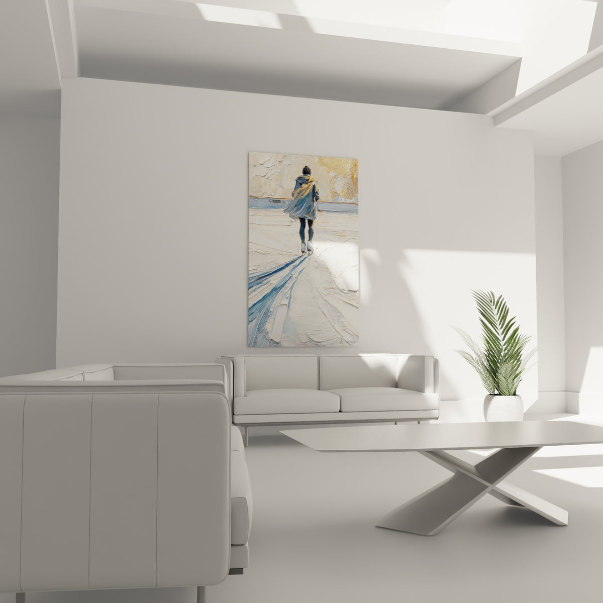 Élan hivernal bleu marine et blanc du patinage artistique au-dessus d'un canapé dans un salon lumineux