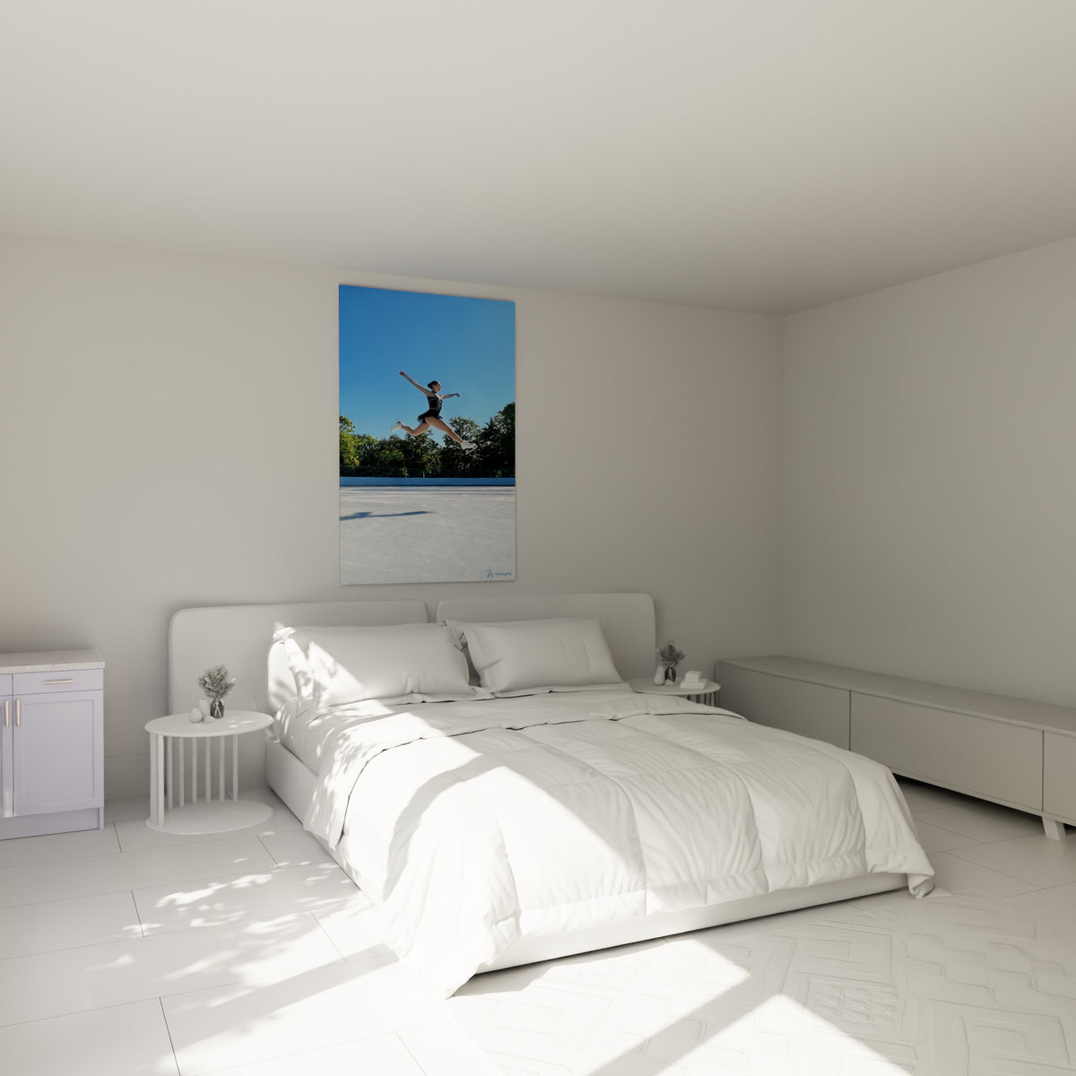 Patineuse figée en plein envol, bleu azur et blanc glacé, au-dessus d'un lit dans une chambre claire