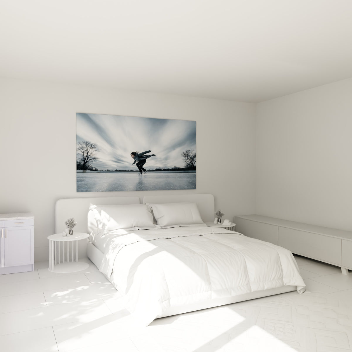 Silhouette sombre glissant sur glace grise, tableau patinage artistique au-dessus d'un lit dans une chambre claire