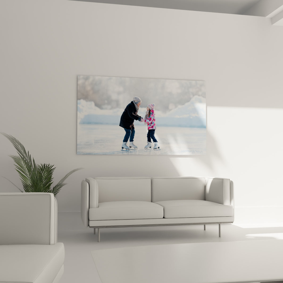 Scène de patinage artistique aux tons anthracite et fuchsia, tableau au-dessus d'un canapé dans un salon lumineux