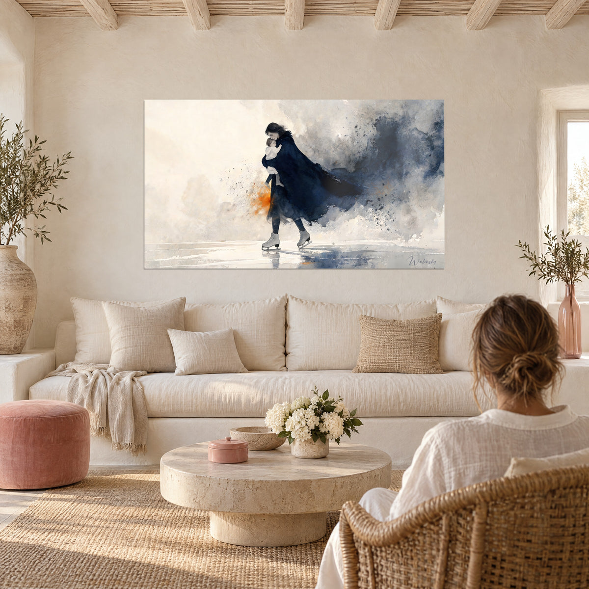 Mère patineuse bleu marine et enfant blotti, tableau accroché au-dessus d'un lit dans une chambre claire