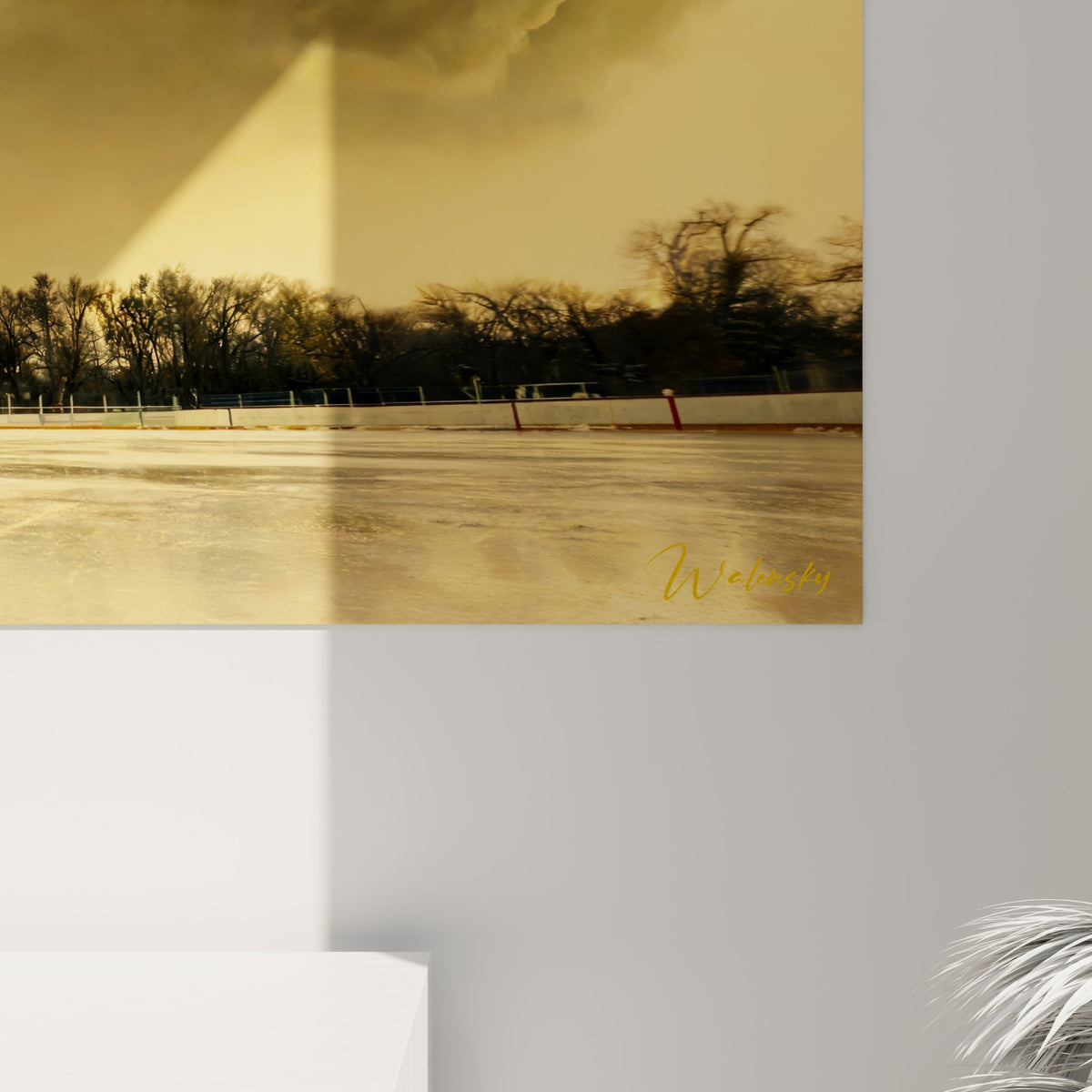 Détail des nuances dorées et anthracite de cette œuvre de patinage artistique, grain photographique et reflets sur la glace