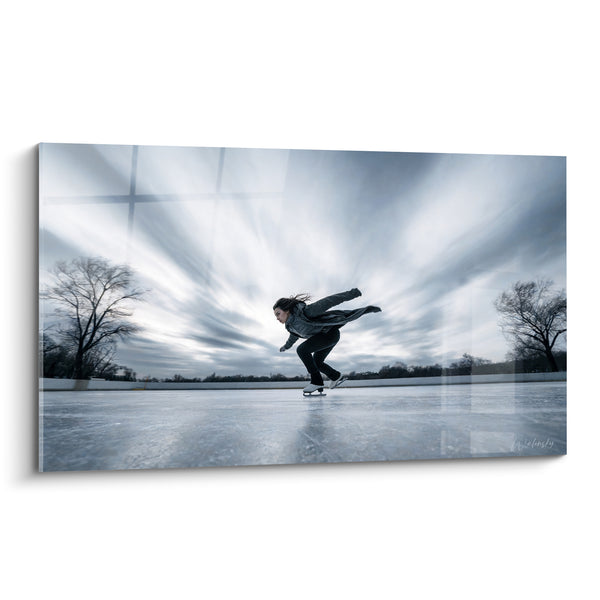 Tableau Patineuse penchée sur glace grise et blanche - Élan hivernal - Edition Patinage artistique