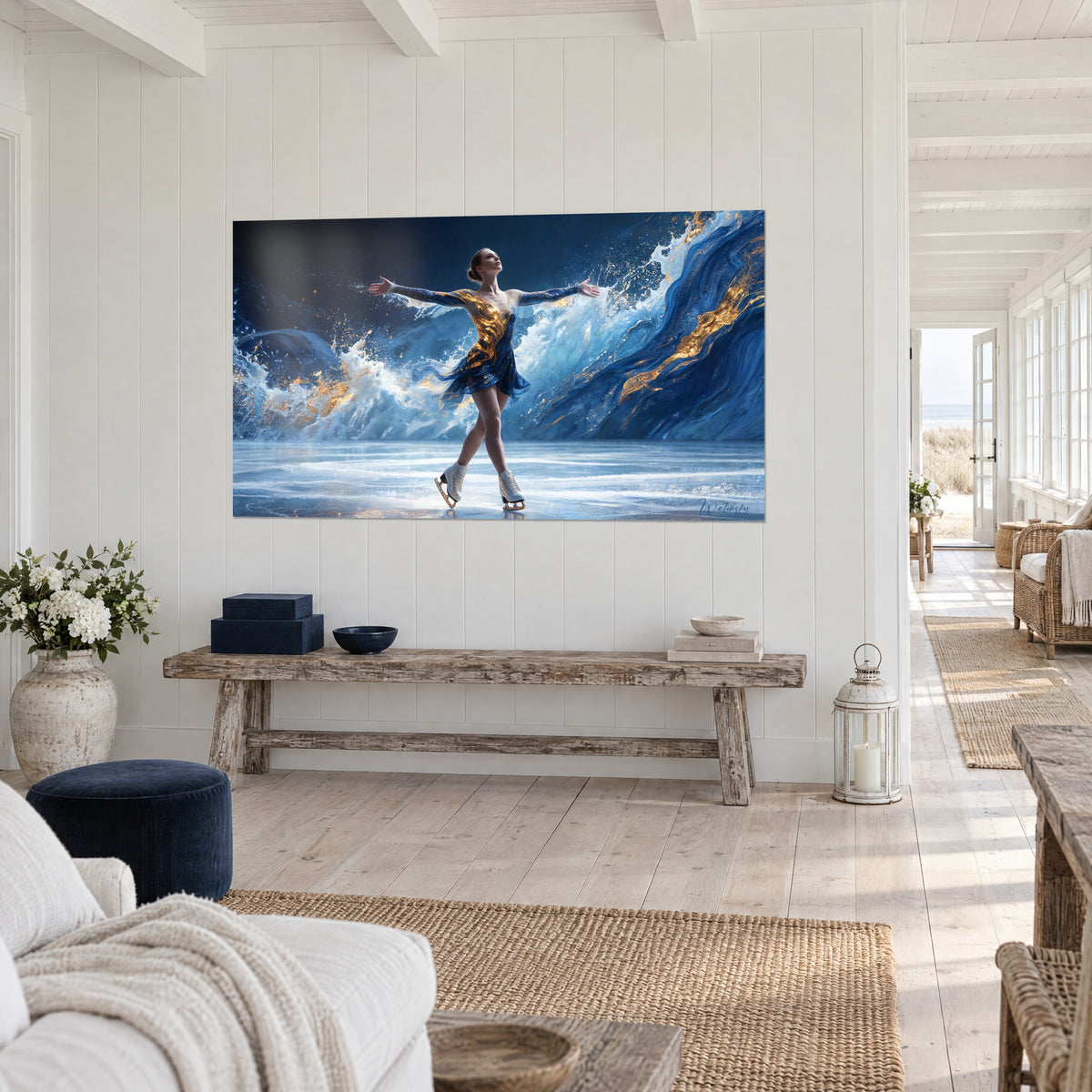 Danseuse sur glace aux reflets dorés et bleu marine, au-dessus d'un canapé dans un salon lumineux