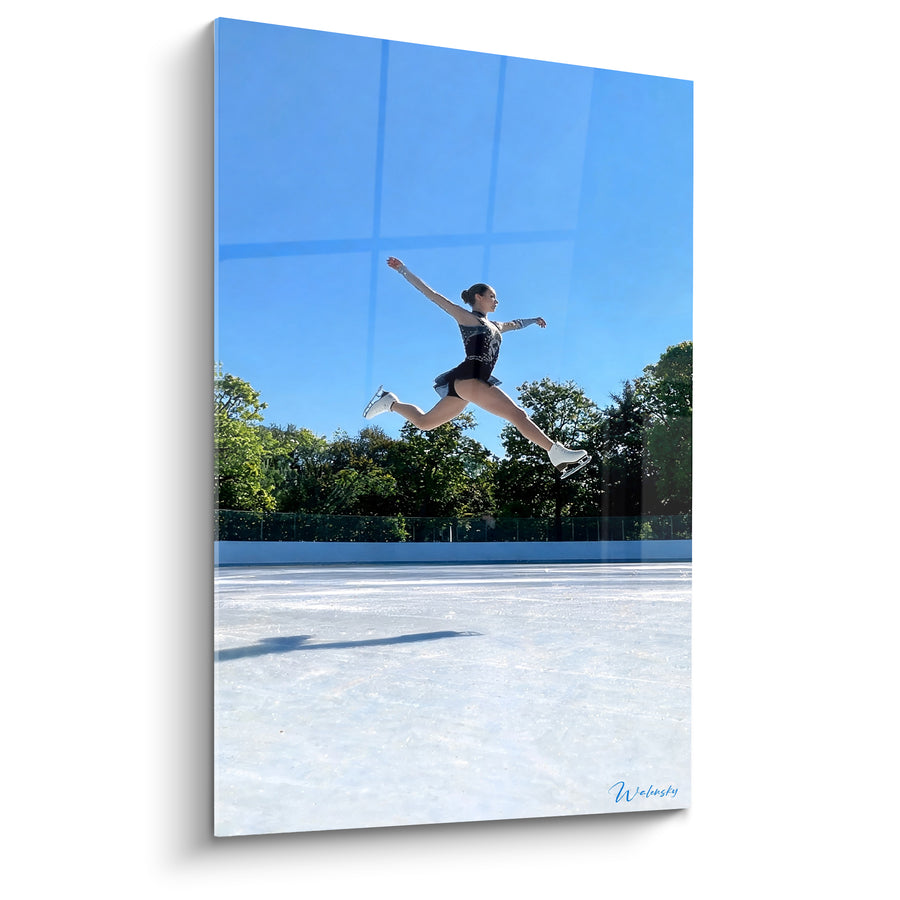 Tableau Patineuse noire sur ciel bleu vif - Saut en extension - Edition Patinage artistique