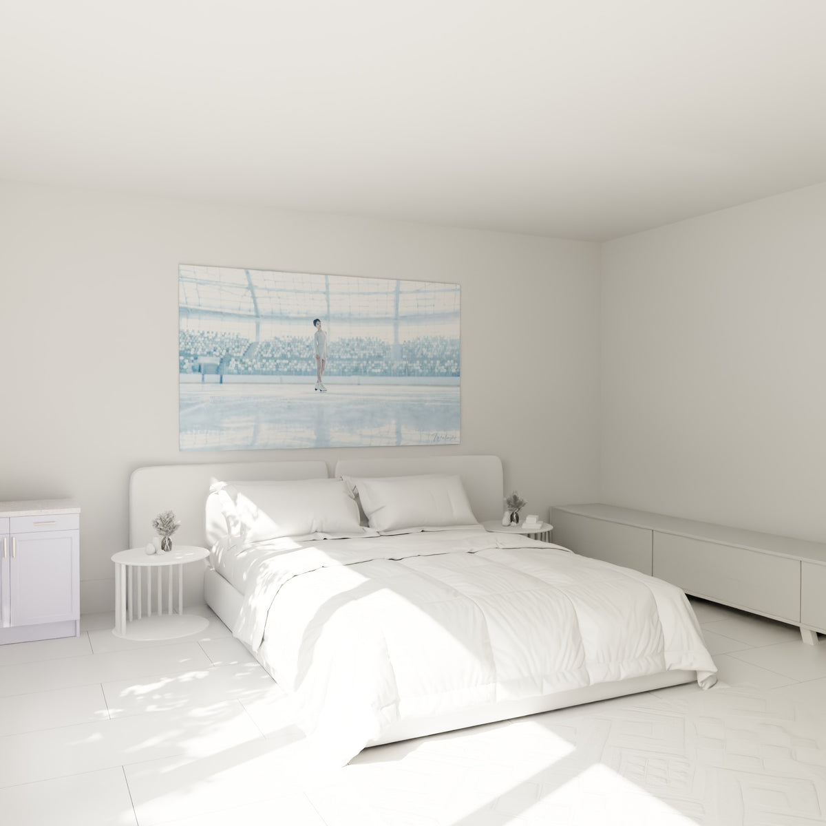 Silhouette blanche figée sur patinoire bleu glacé accrochée au-dessus d'un lit dans une chambre claire