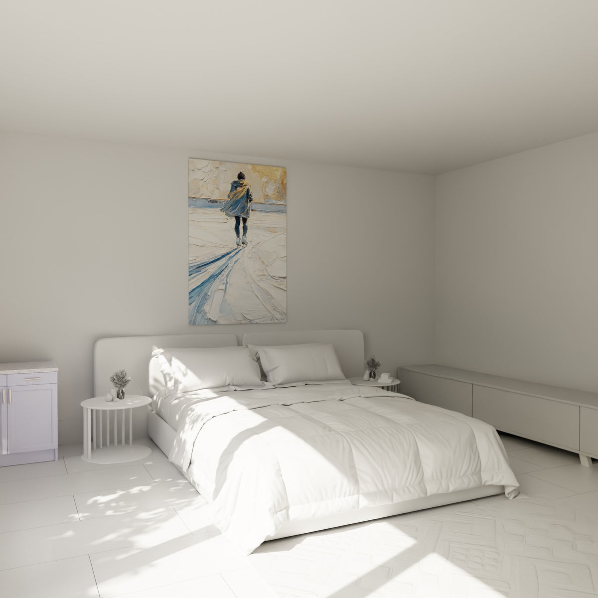 Silhouette bleu marine et dorée en plein élan de patinage artistique au-dessus d'un lit dans une chambre claire
