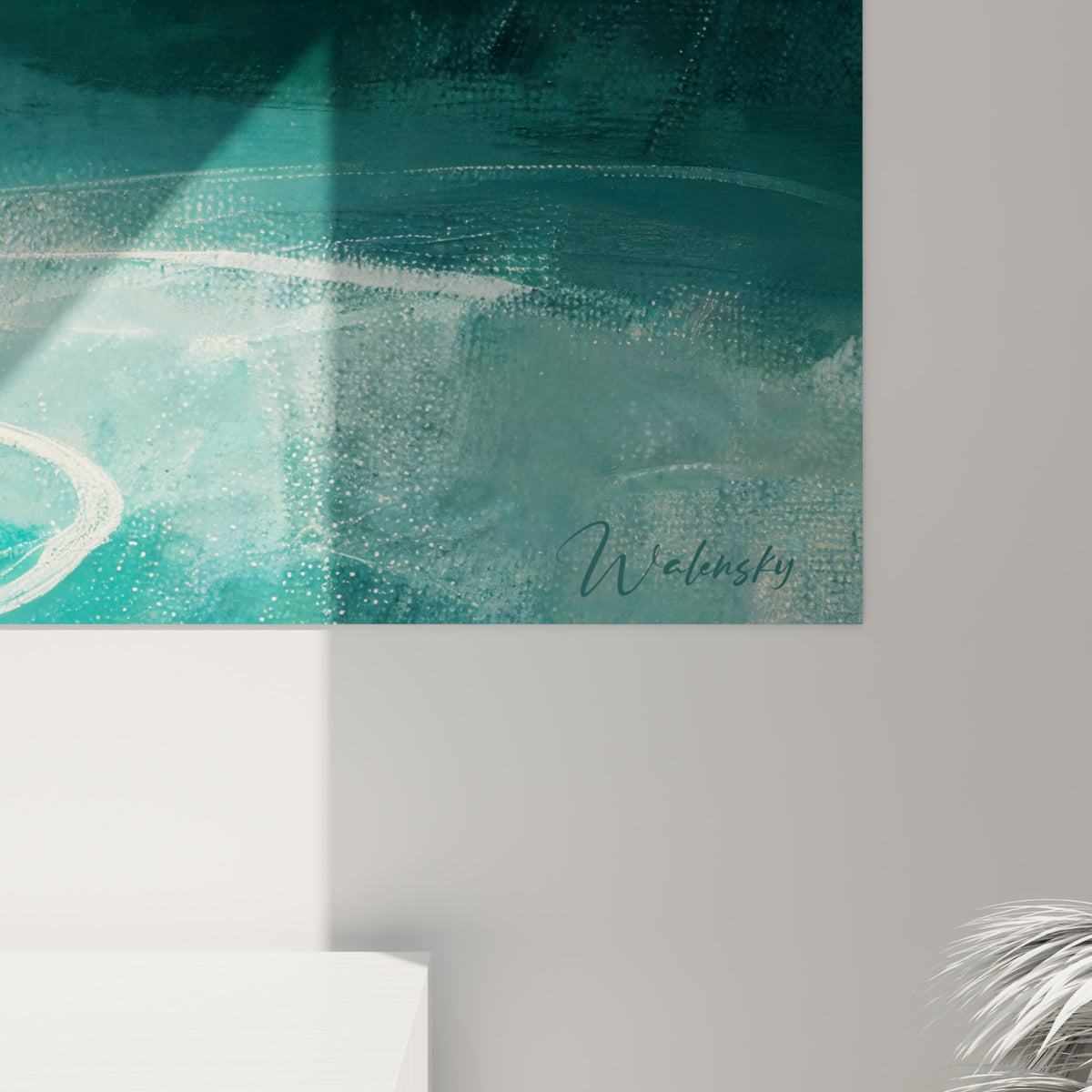 Empâtements et coulures lumineuses turquoise se mêlant à des ombres anthracite sur la glace peinte