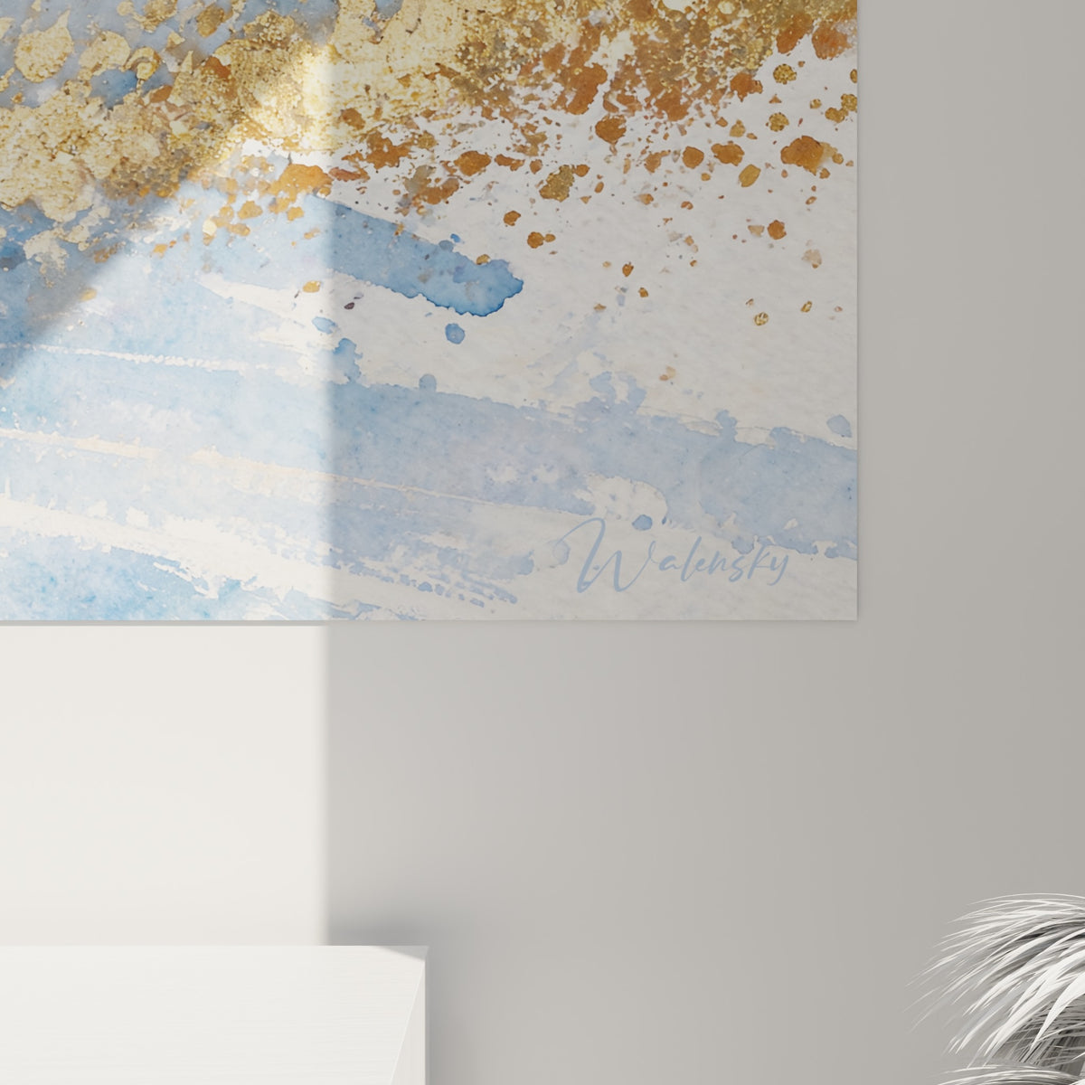 Coulures dorées et bleu marine se mêlant en empâtements fins sur la toile du patinage artistique