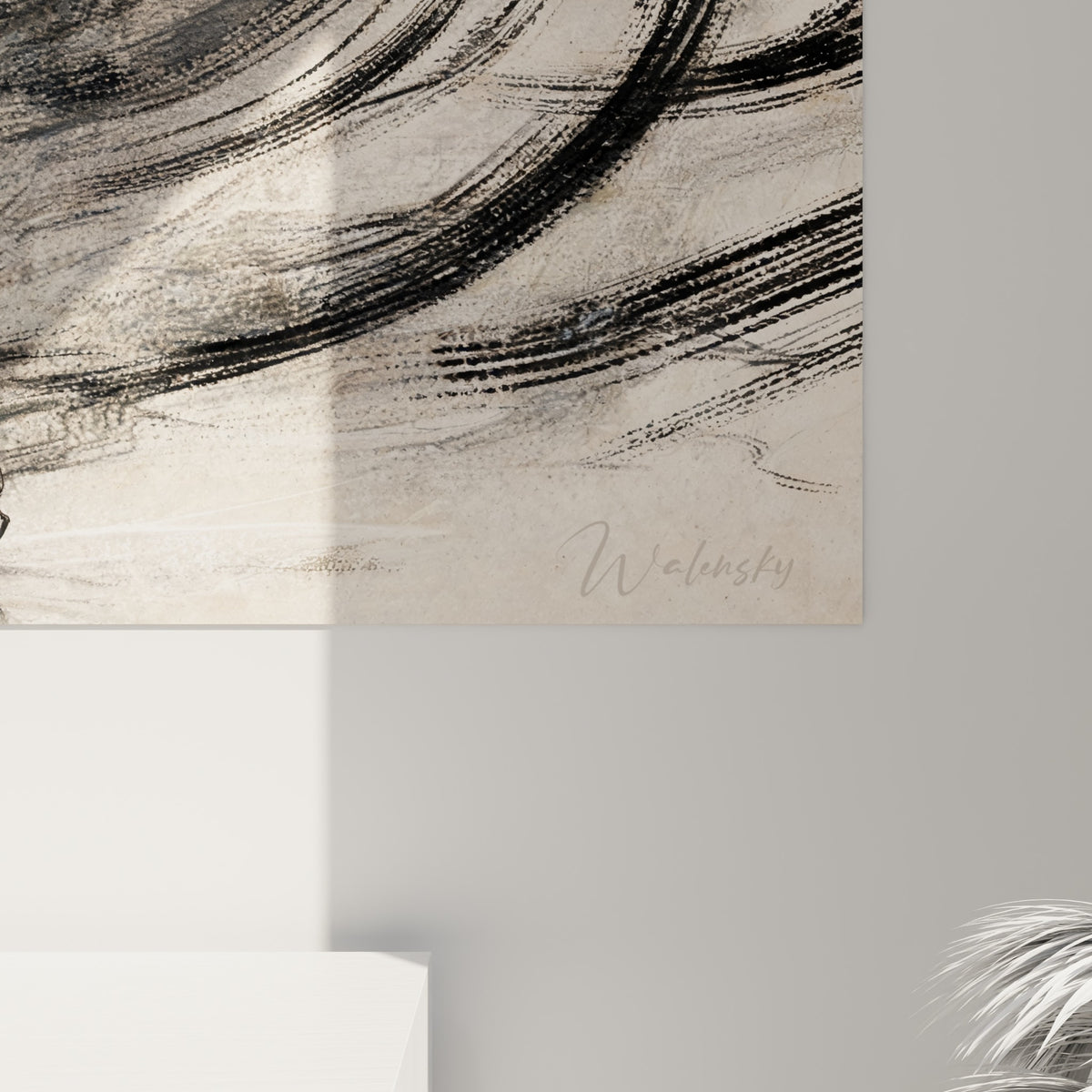 Traits de fusain rapprochés révélant les tourbillons anthracite et le grain beige du papier ancien