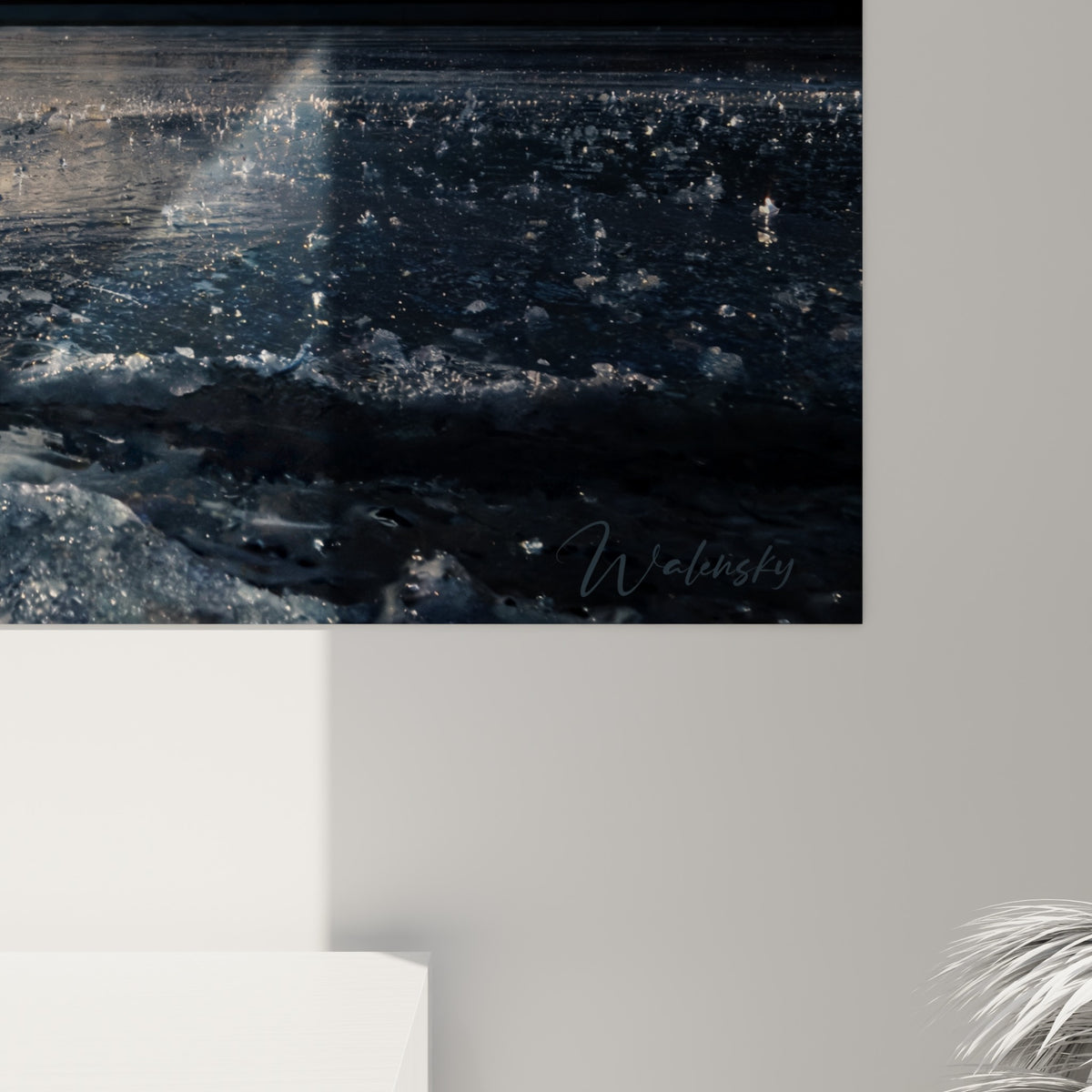 Texture granuleuse de la glace fissurée argentée et reflets dorés capturés en détail sur ce tableau patinage artistique