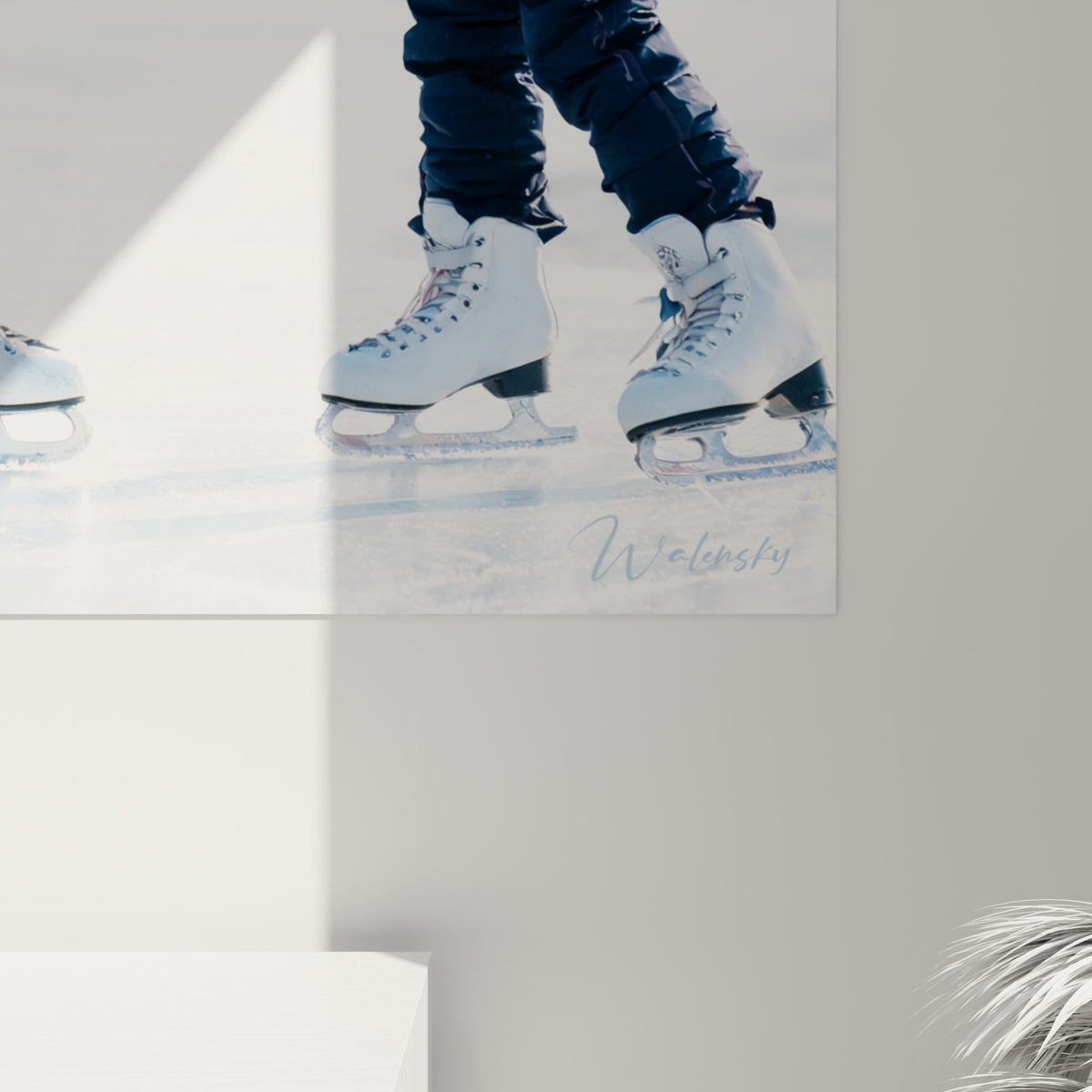 Textures nettes du tissu anthracite et du motif rose fuchsia, grain photographique visible sur la toile de patinage artistique
