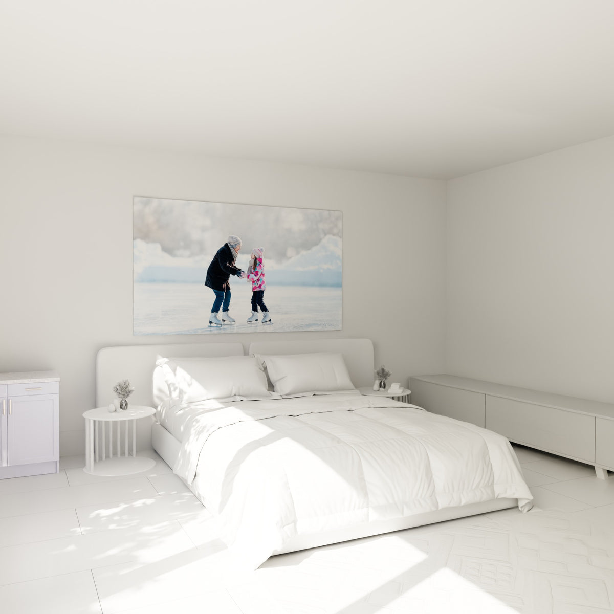 Fillette en rose et grand-mère en gris patinent ensemble, tableau accroché au-dessus d'un lit dans une chambre claire