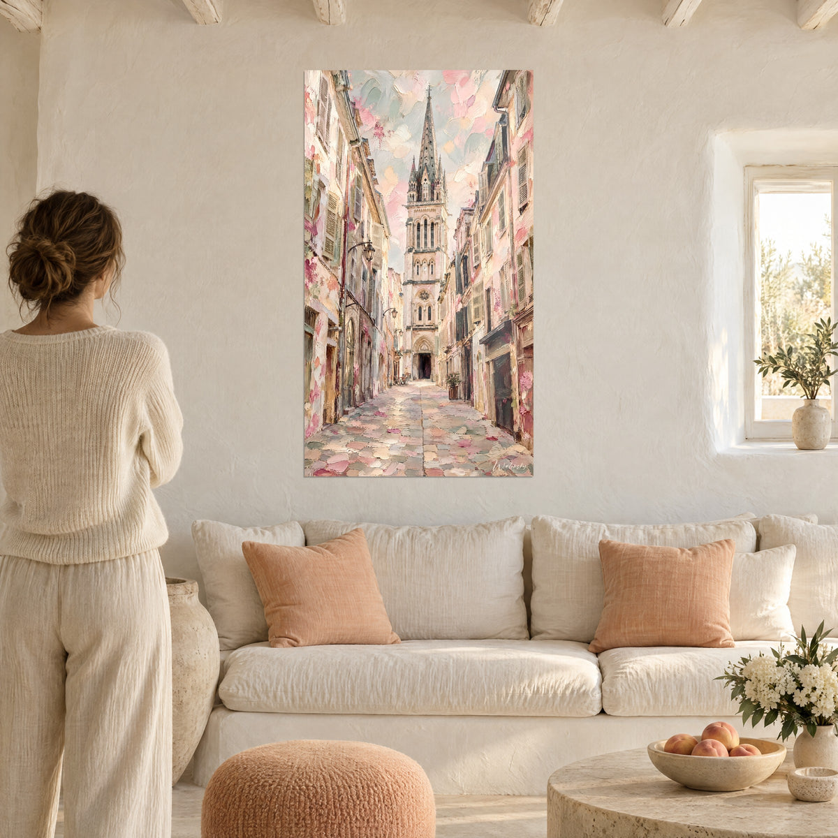Clocher gothique rose et ocre surplombant des pavés texturés, au-dessus d'un lit dans une chambre claire