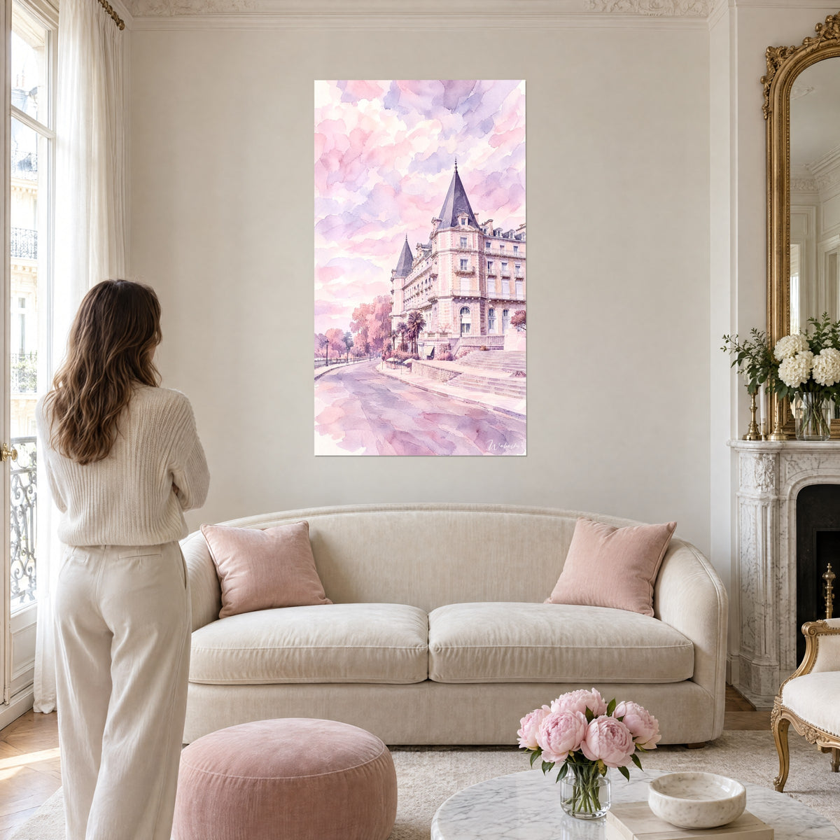 Édifice historique rose pastel et lavande accroché au-dessus d'un lit dans une chambre claire