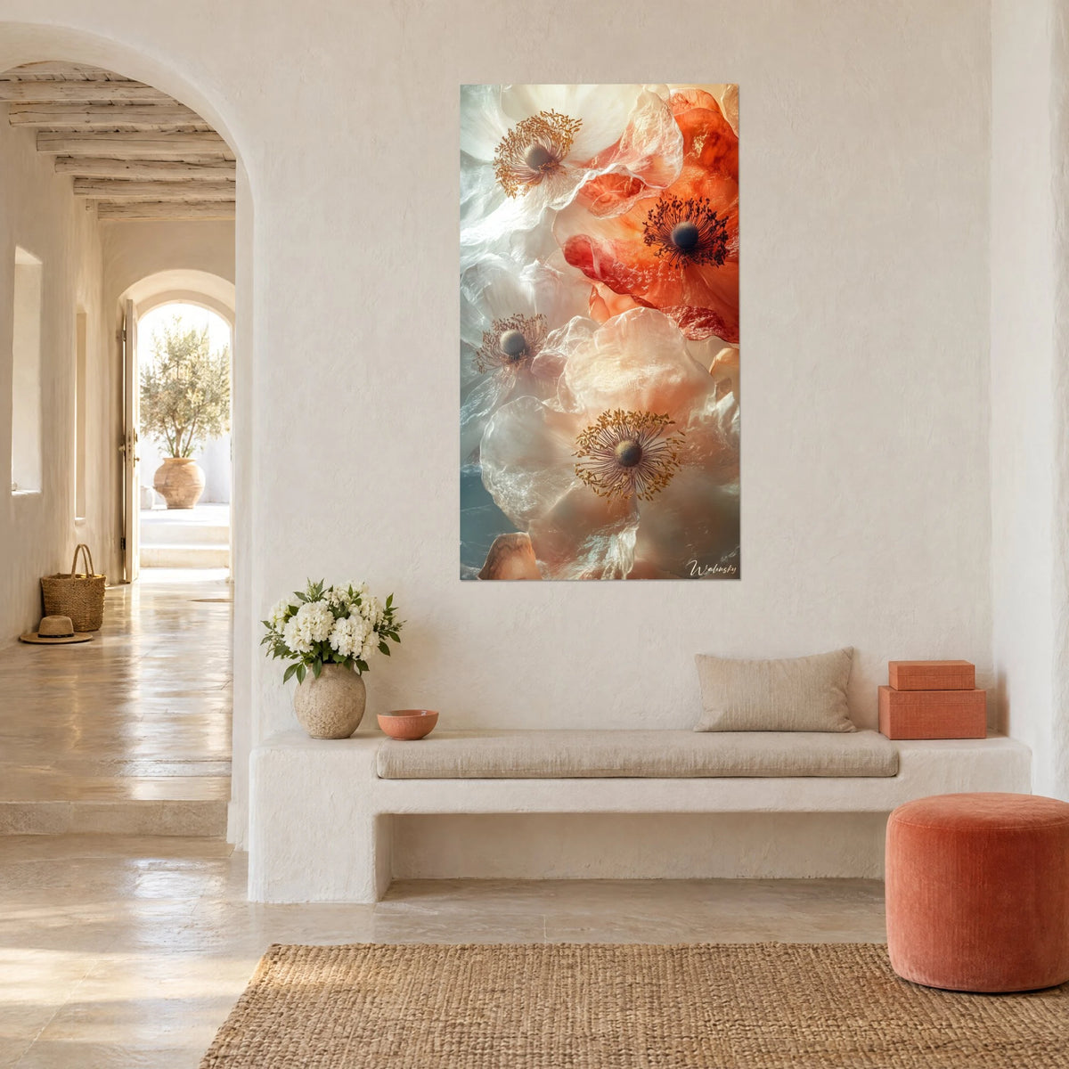 Cuadro con flores de anémona de pétalos arrugados en rosa melocotón y marfil, corazones gris azulado, sobre una pared blanca de una casa mediterránea