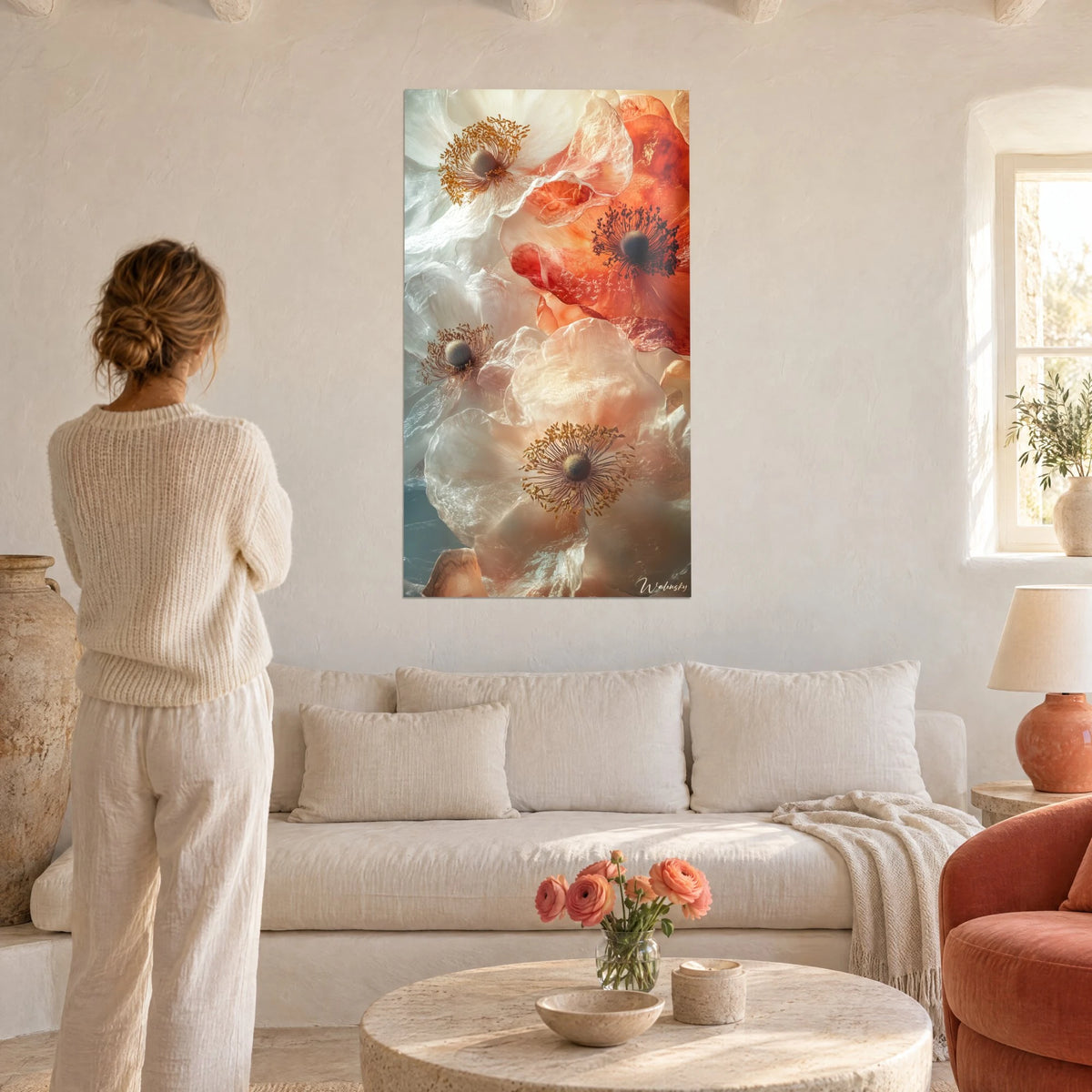 Cuadro con amapolas translúcidas en naranja coral y blanco nacarado, estambres dorados, mujer de espaldas, encima de un sofá en un salón luminoso