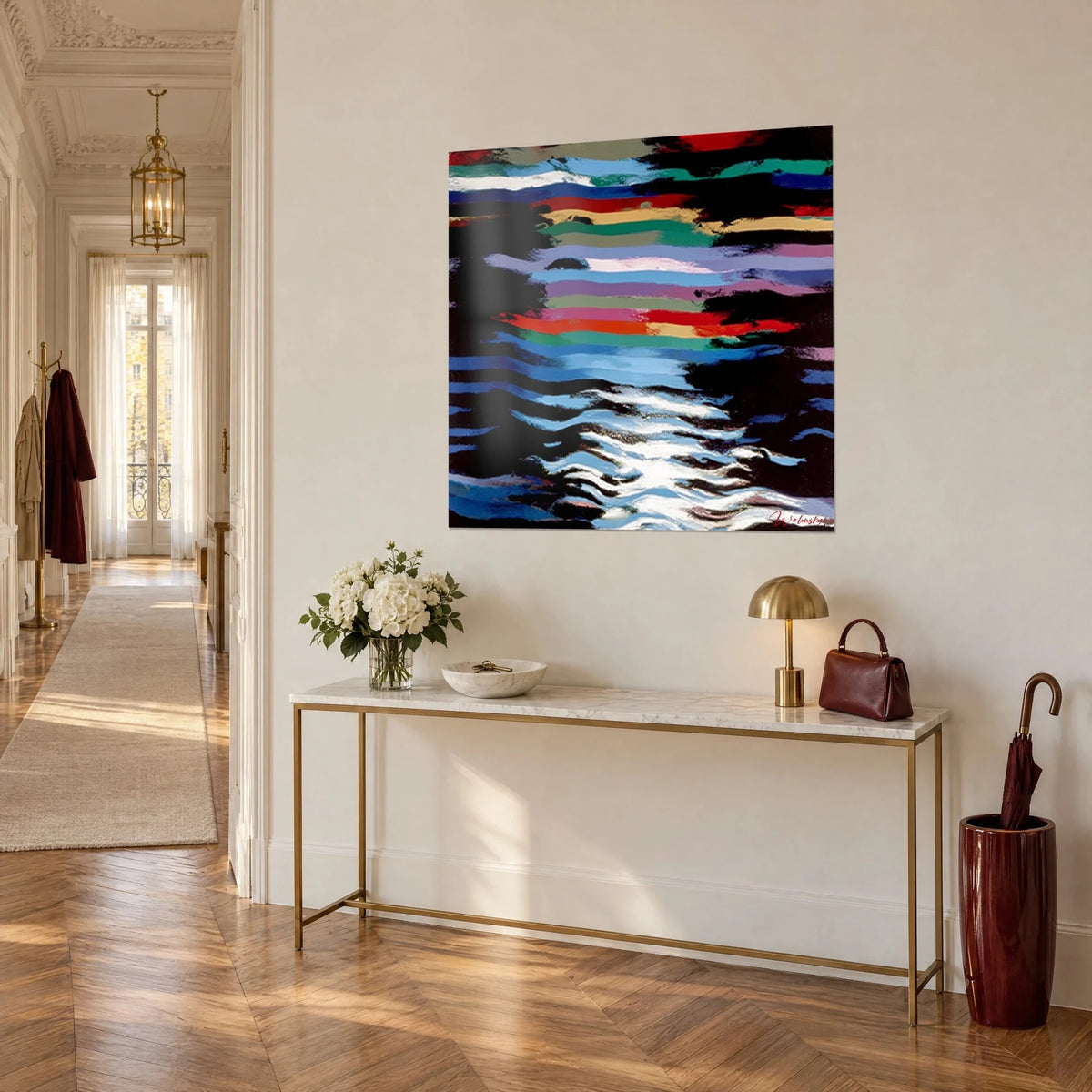 Gemälde Op-Art mit hypnotischen schwarzen Wellen, durchzogen von Smaragdgrün und Orange, hängt über einer goldenen Konsole im Dreiviertelprofil