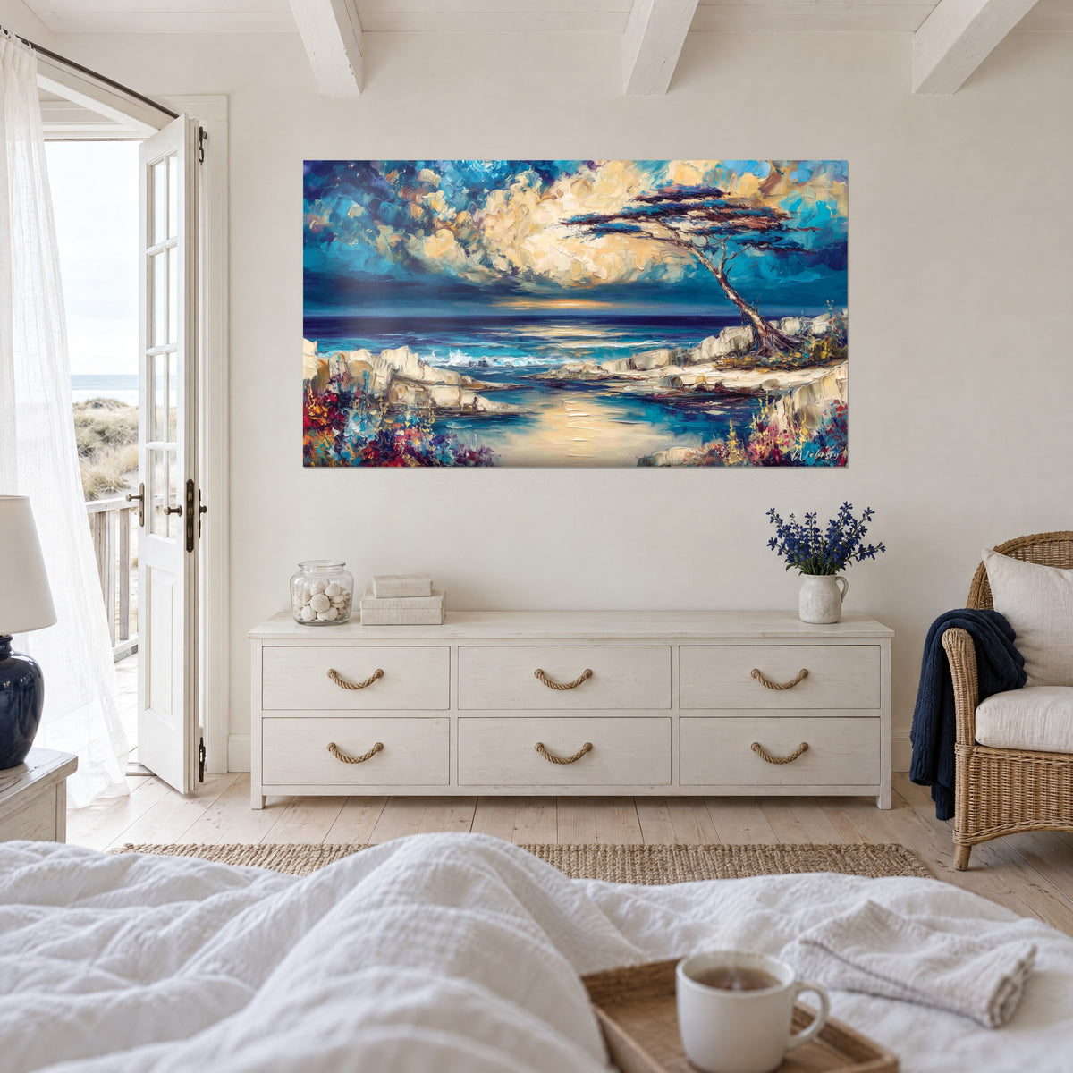 Cuadro de una bahía rocosa al crepúsculo, cielo azul cobalto y nubes doradas, encima de una cama en un dormitorio luminoso