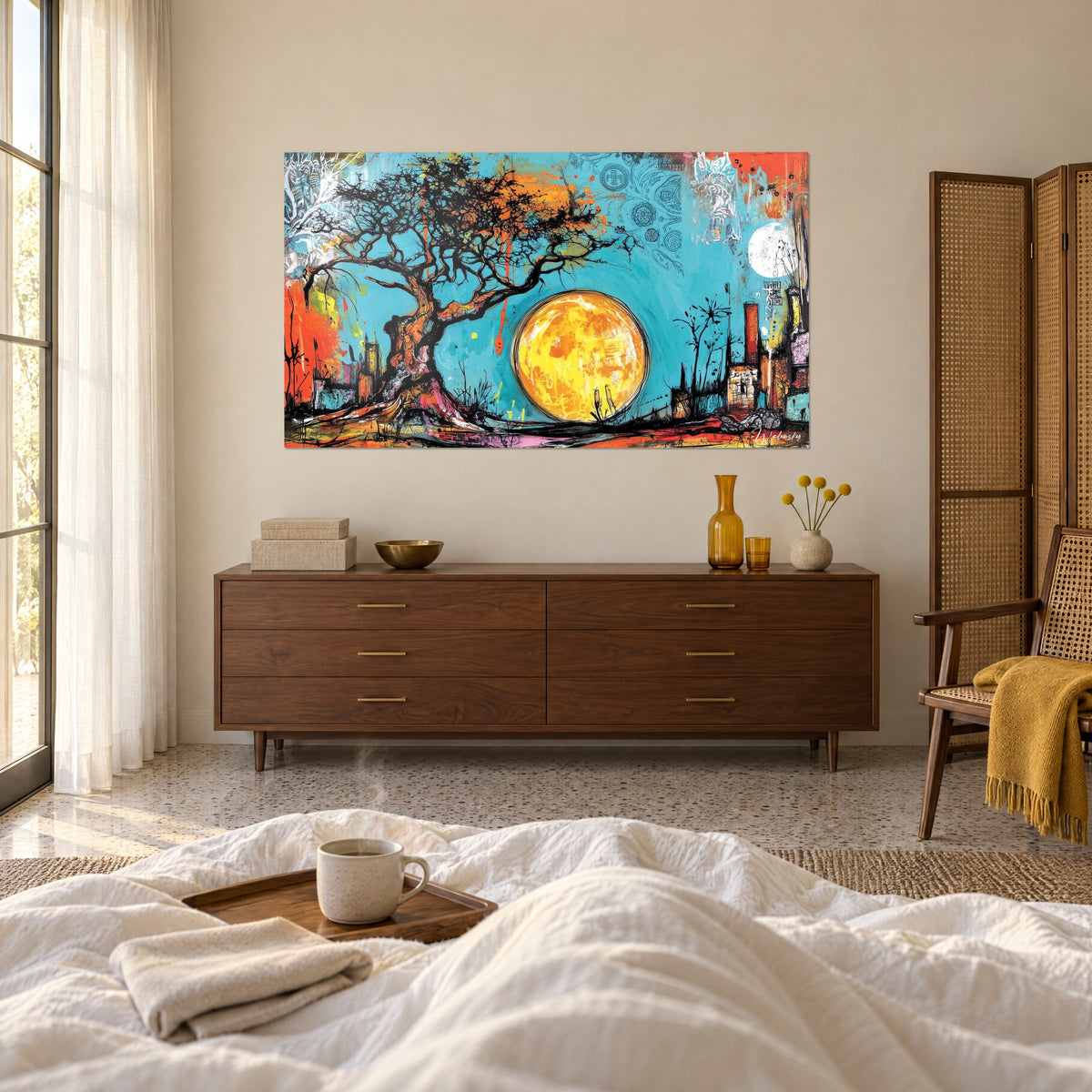 Cuadro de un baobab caligrafiado con tinta negra, cielo azul turquesa y sol amarillo azafrán, encima de una cama en un dormitorio luminoso