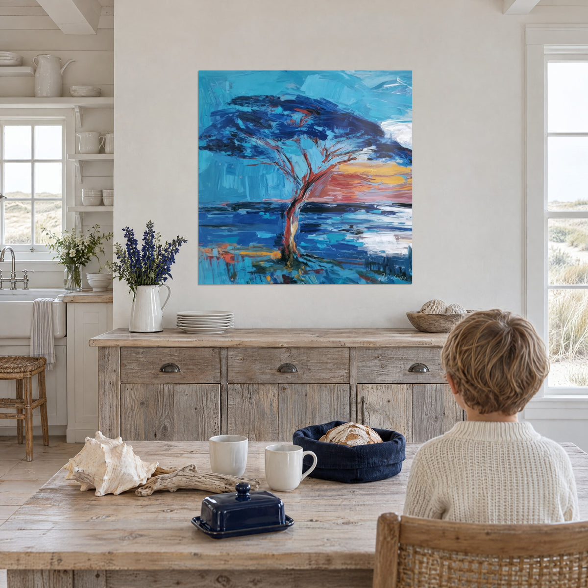 Quadro di sagoma di baobab sotto nuvole turchesi, riflessi bianchi sull'acqua blu, di fronte a un bambino seduto al tavolo vicino alla finestra