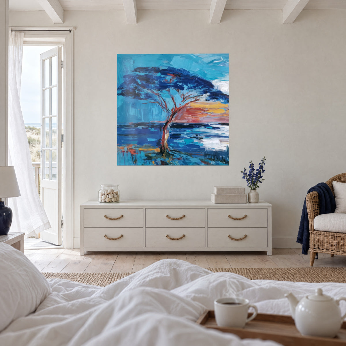 Quadro di albero africano con chioma blu navy, cielo azzurro e bagliore zafferano, sopra un letto in una camera luminosa