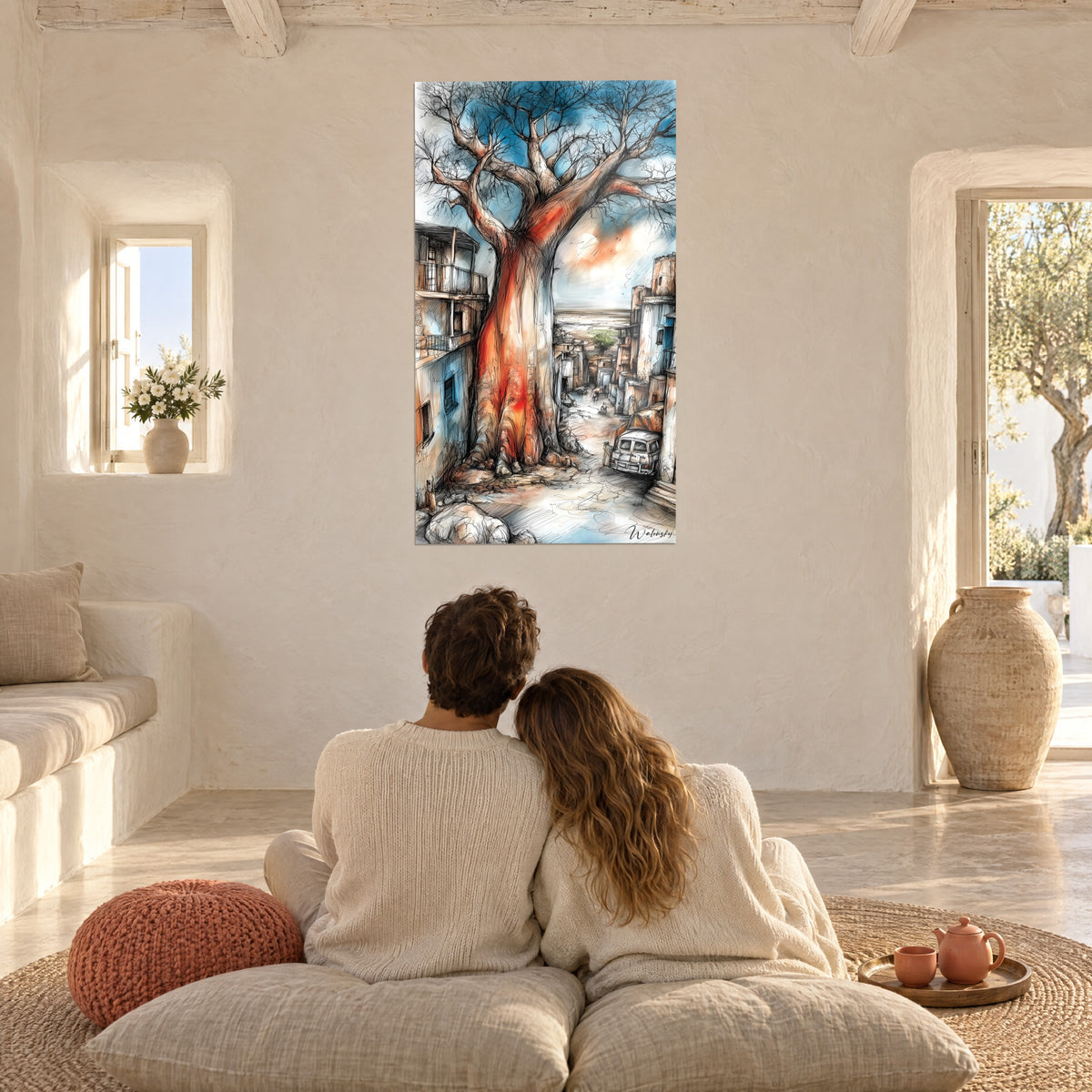 Gemälde Federzeichnung eines Baobabs und seiner Steinhäuser, Rot und Azurblau, ein sich umarmendes Paar von hinten in einem weißen Wohnzimmer
