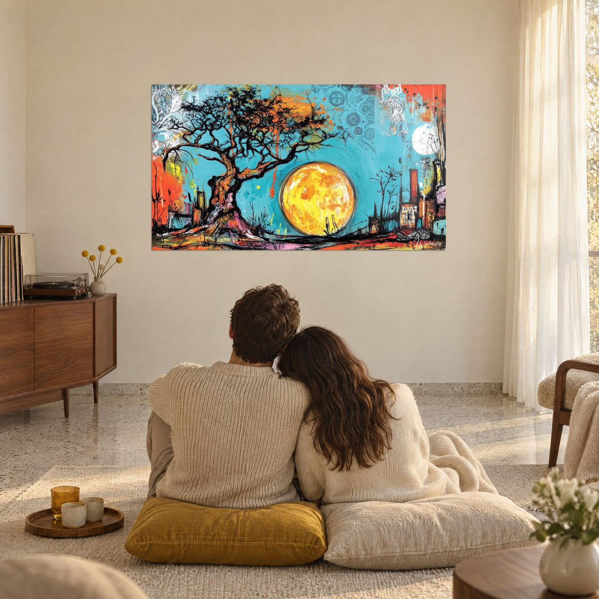 Cuadro de raíces de árbol negras en volutas, globo dorado radiante sobre cielo turquesa, trazos de pintura roja y rosa, delante de una pareja de espaldas