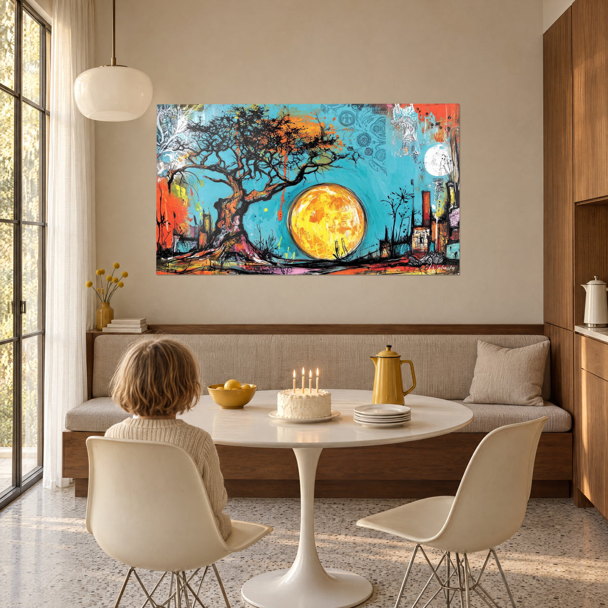 Cuadro de una silueta de árbol dibujada con tinta, astro amarillo limón sobre fondo turquesa y salpicaduras naranjas, en un salón acogedor