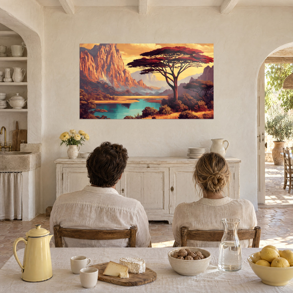 Tableau paysage d'Afrique aux montagnes cuivrées, acacia pourpre et rivière bleu-vert, face à un couple dans un mas provençal