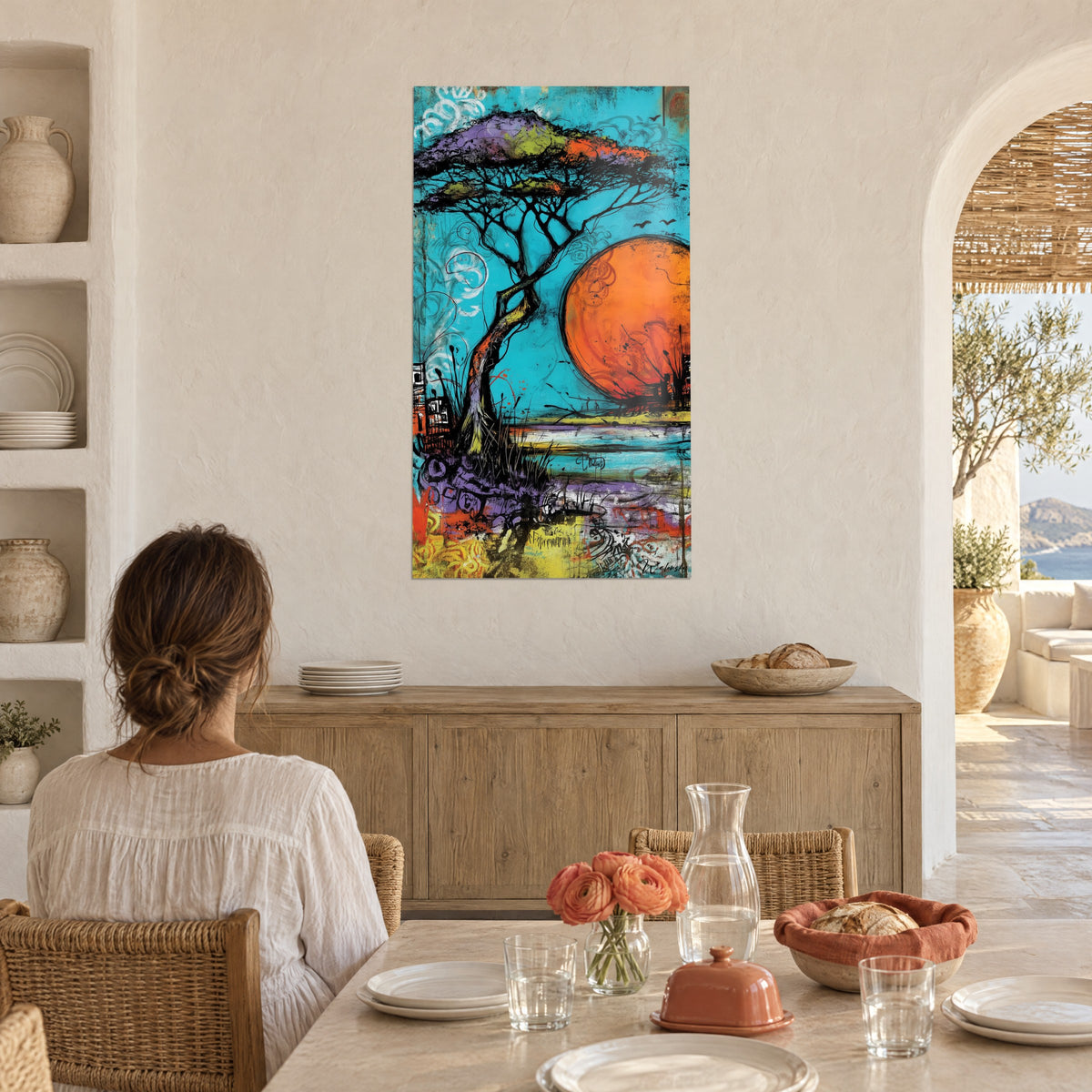 Tableau baobab stylisé au houppier violet et vert, soleil orange géant, fond cyan, femme de dos attablée dans un coin repas