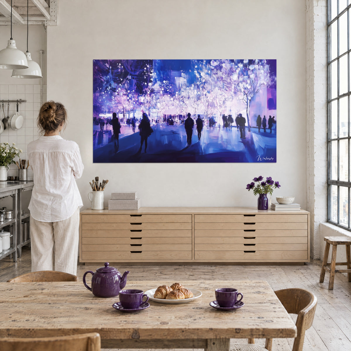 Tableau boulevard enchanté aux reflets lavande et bleu roi, passants en contre-jour, femme de dos près d'une table en bois