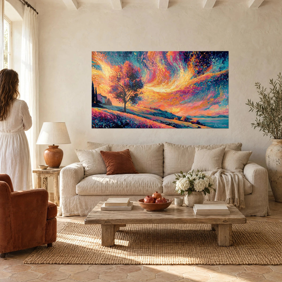 Quadro albero dalle foglie rosa e arancio sotto un cielo turchese vorticoso, una donna di spalle, sopra un divano in un soggiorno luminoso