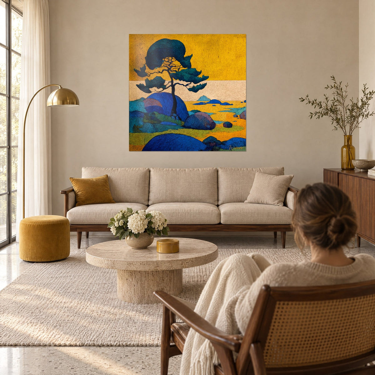Tableau pin parasol aux aiguilles vert sapin sur ciel jaune d'or, rochers bleu cobalt, au-dessus d'un canapé dans un salon lumineux