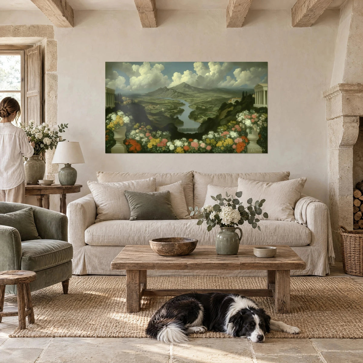 Gemälde arkadische Landschaft beherrscht von großen elfenbeinfarbenen Kumuluswolken und blauem Himmel, Frau von hinten mit Collie, über einem Sofa in einem hellen Wohnzimmer