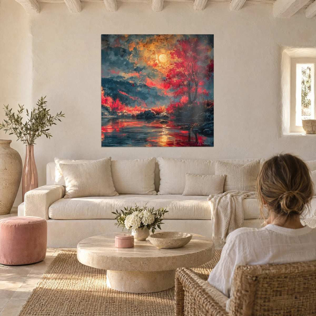 Cuadro de un árbol púrpura bajo un sol dorado, cielo tormentoso gris azulado, río como un espejo, encima de un sofá en un salón luminoso