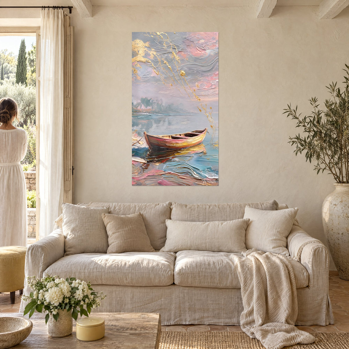 Tableau barque en bois doré flottant sur eau rosée, ciel pastel parme, coulures d'or, au-dessus d'un canapé dans un salon lumineux