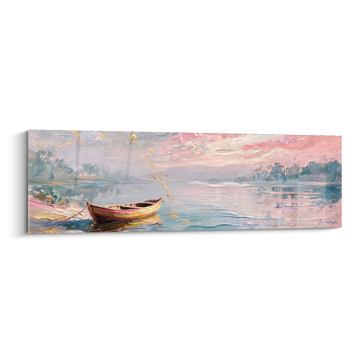 Barque terracotta et dorée flottant sur une eau bleu gris sous un ciel rose pastel