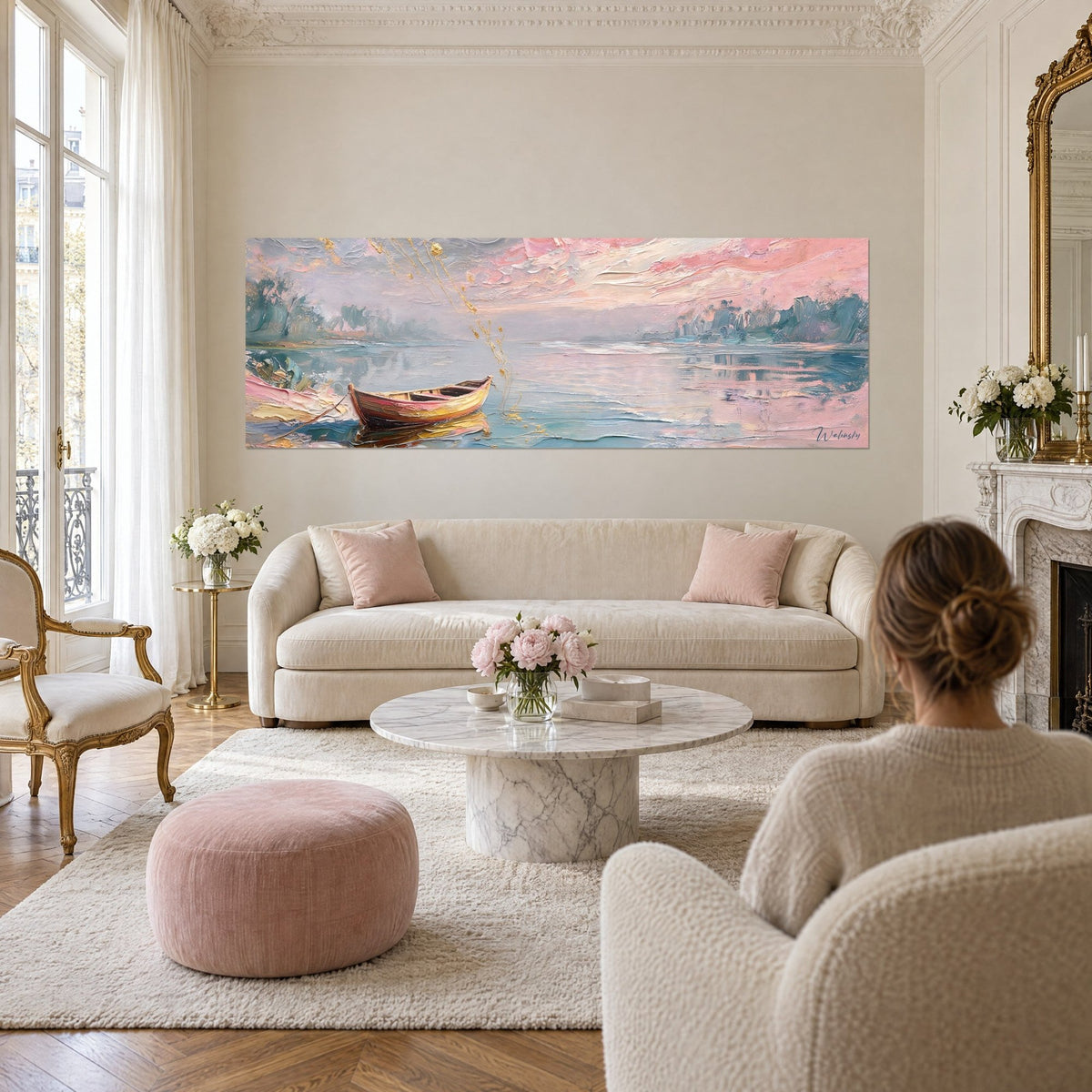 Tableau barque en bois ocre sur lac rose et turquoise, ciel pastel et fils dorés, au-dessus d'un canapé dans un salon lumineux
