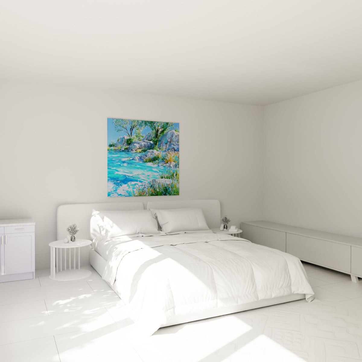 Berge fleurie et eau bleu turquoise au-dessus d'un lit dans une chambre claire