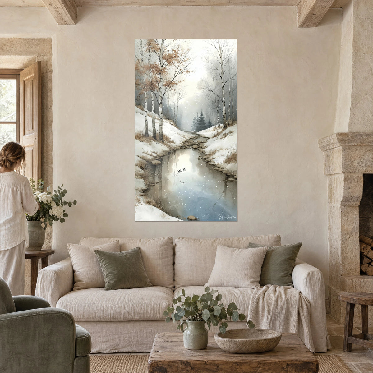 Schilderij van berken met okerkleurig gebladerte boven een bevroren beek, witte sneeuw en blauwige weerspiegelingen, boven een bank in een lichte woonkamer