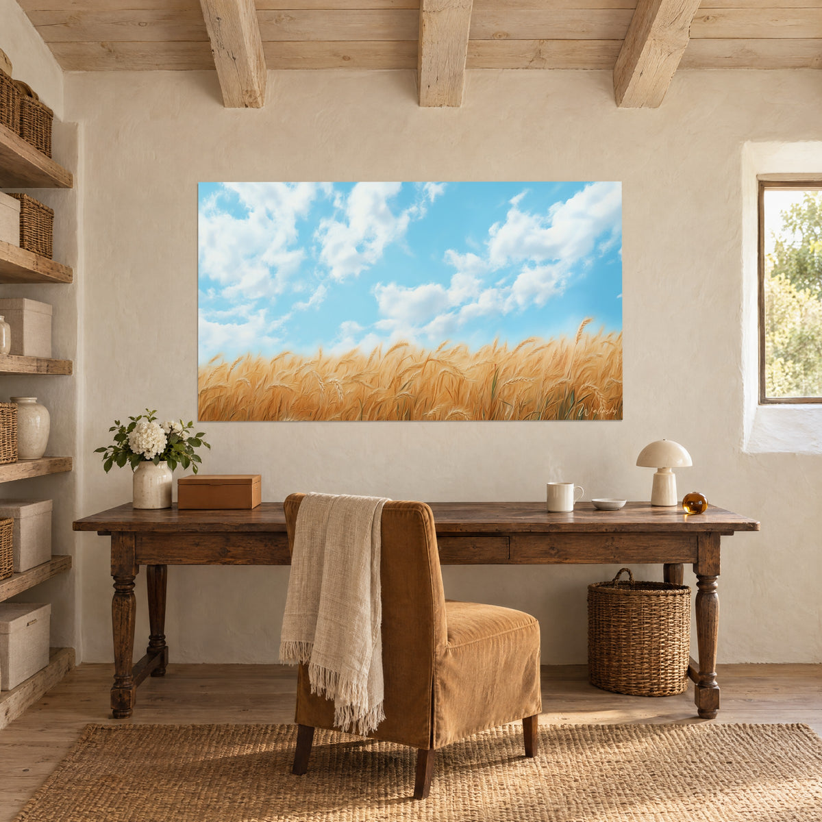 Cuadro de horizonte de trigo cobrizo y cielo cerúleo, colgado sobre un escritorio de madera natural con vigas vistas