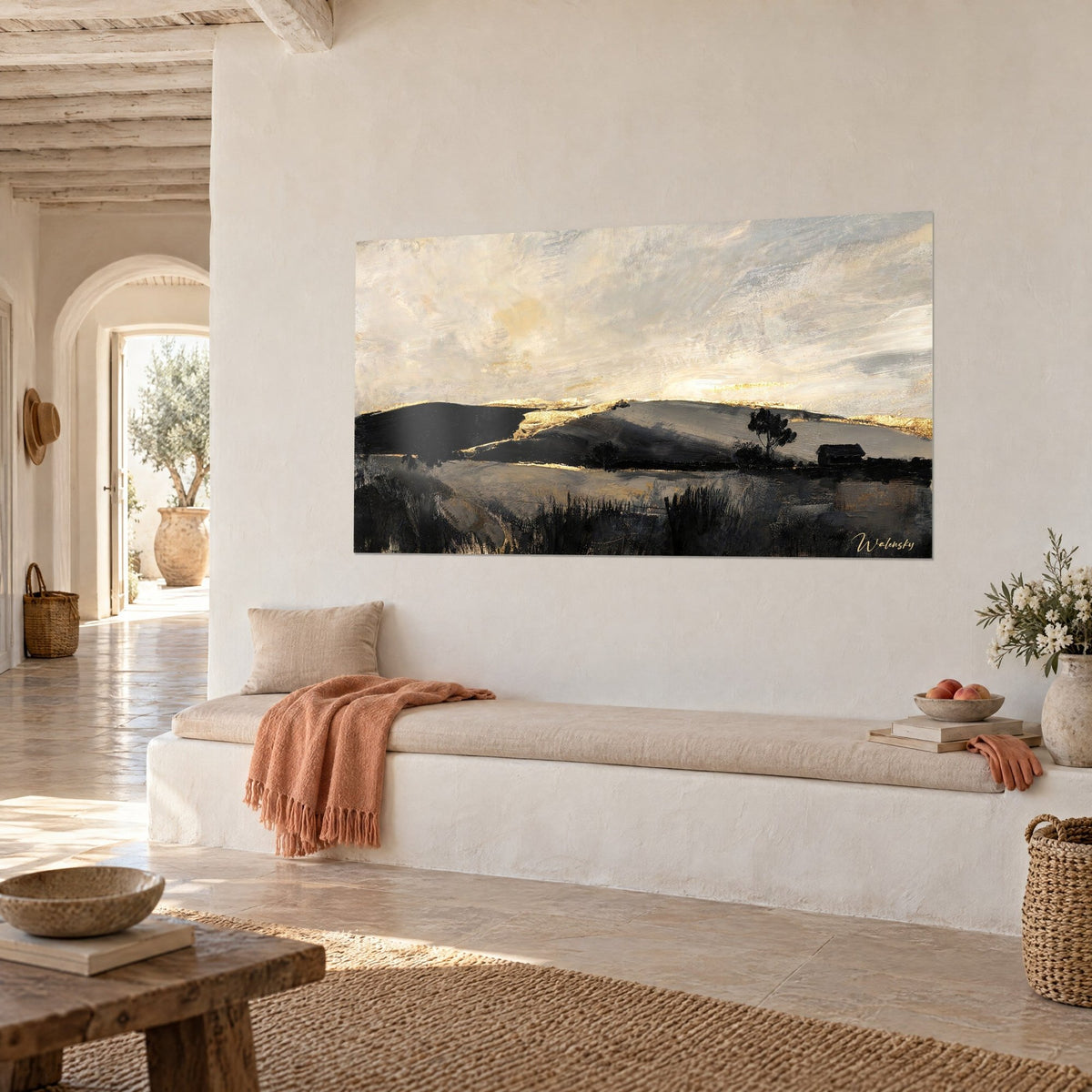 Gemälde einer Dämmerungslandschaft mit schwarzen und grauen Hügelrücken, elfenbeinfarbener Himmel mit goldenen Streifen, an einer weißen Wand eines mediterranen Hauses