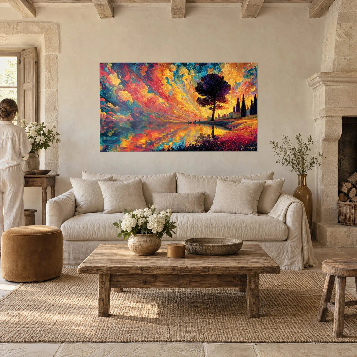 Gemälde im Pointillismus-Stil: dunkle Kiefer an einem See mit orangefarbenen und türkisfarbenen Reflexen, über einem Sofa in einem hellen Wohnzimmer