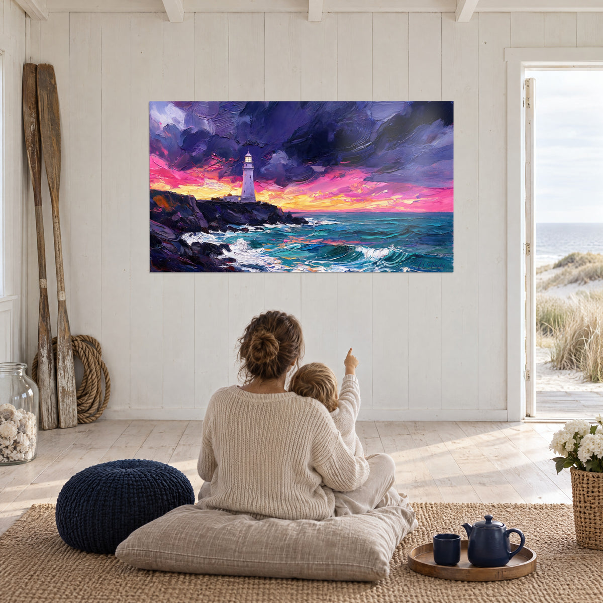 Schilderij met zeegezicht in de schemering, witte vuurtoren, paarse en roze lucht, schuimende golven, twee personen zittend voor de muur