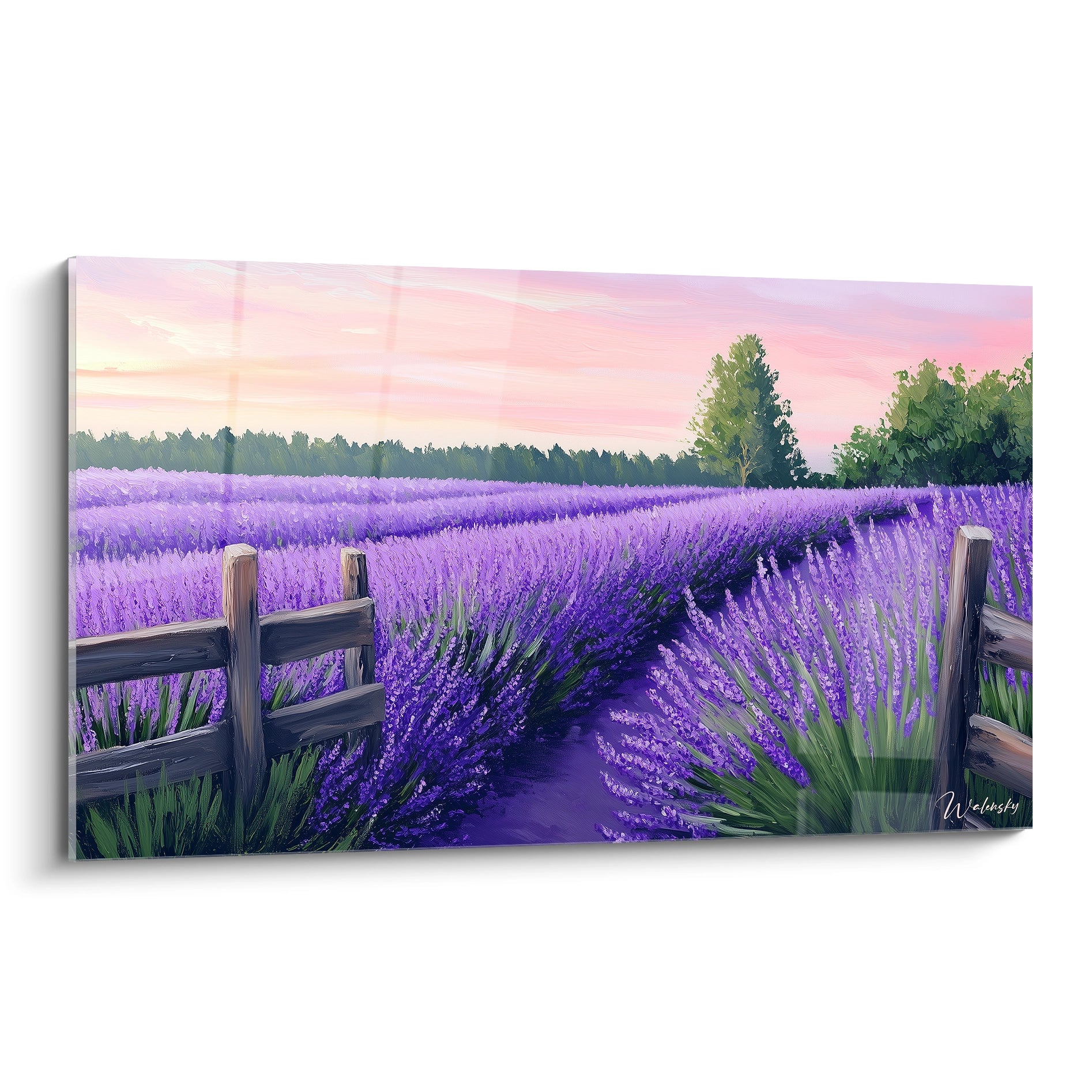 Un tableau champs de lavande au crépuscule avec rangées violettes alignées, barrières en bois et ciel aux teintes roses et mauves, créant une perspective profonde.
