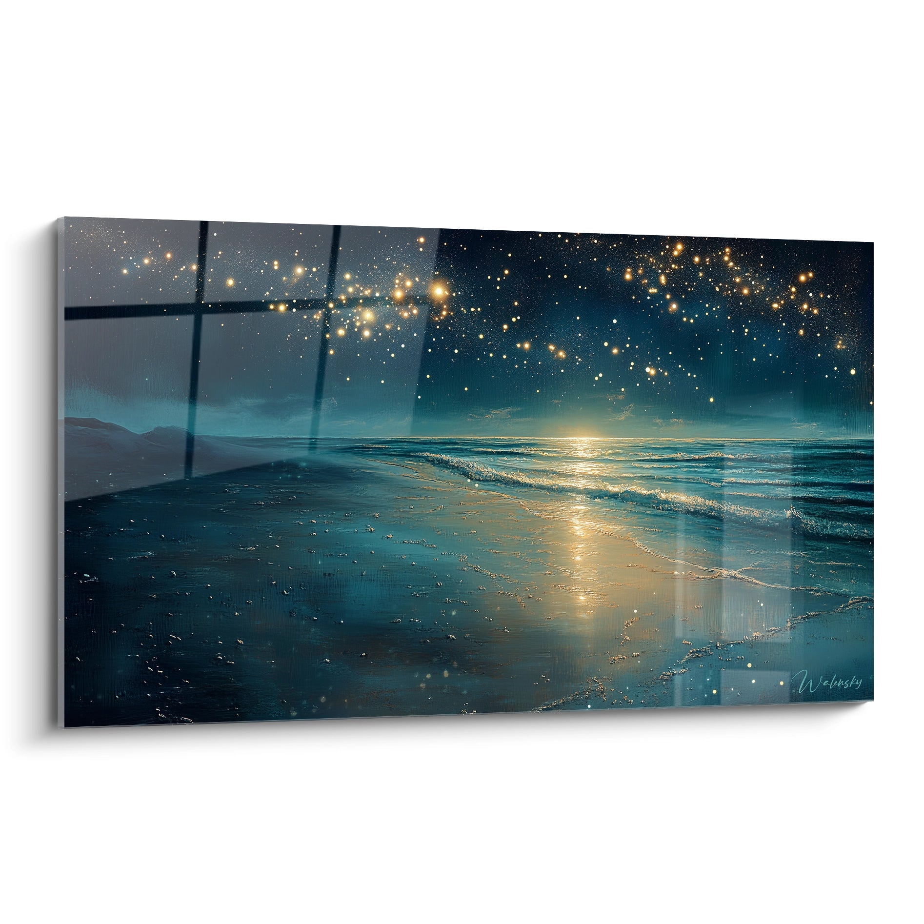 Un tableau plage nocturne représentant un ciel étoilé dense avec des étoiles dorées et blanches sur fond bleu marine profond, des vagues calmes reflétant la lumière céleste sur une surface d'eau turquoise.
