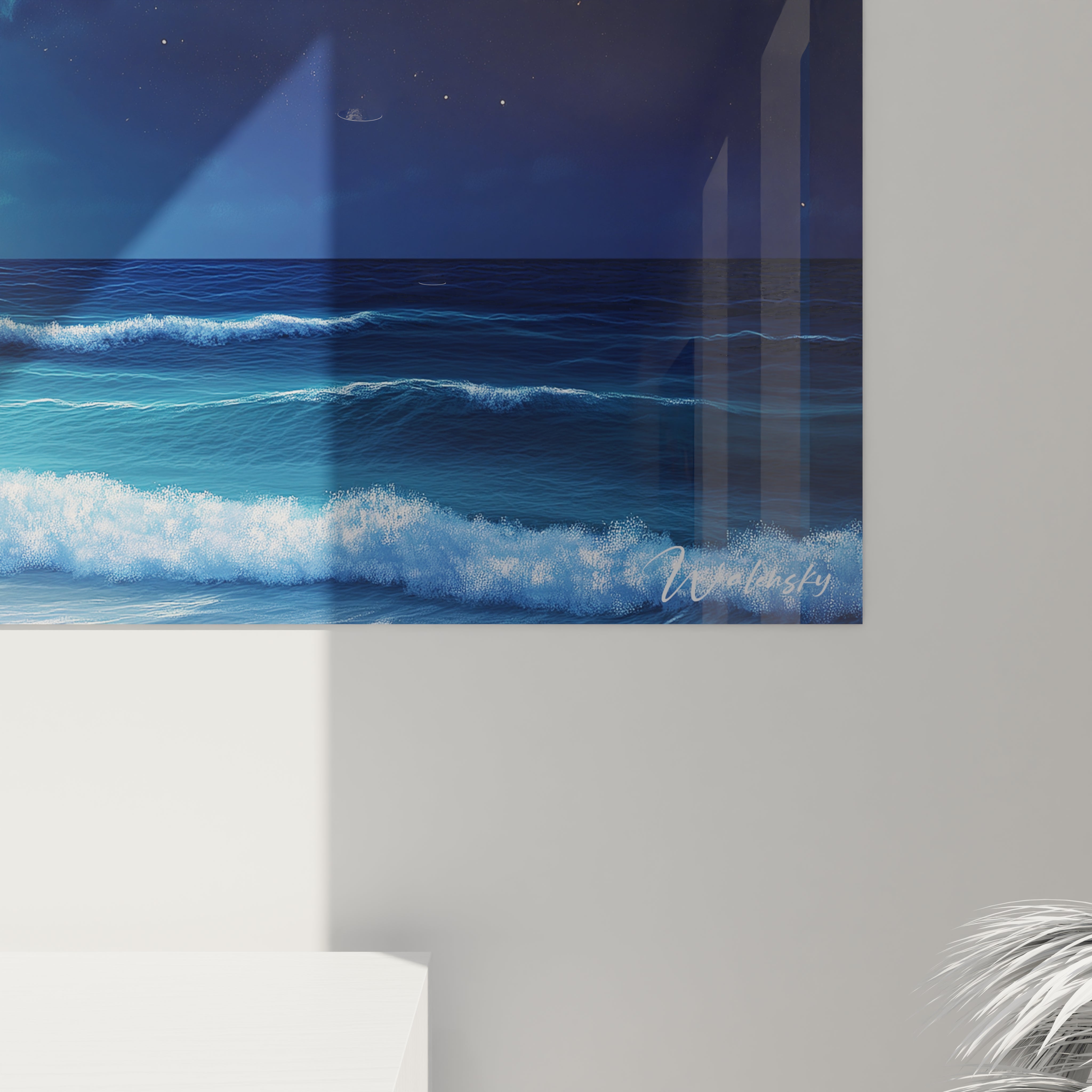 Un tableau plage crépusculaire illustrant la rencontre harmonieuse entre un océan aux vagues dynamiques et un ciel bleu profond, illuminé par une lune brillante dont la lumière crée des contrastes saisissants entre les zones d'ombre et les reflets lumineux sur la surface texturée de l'eau.
