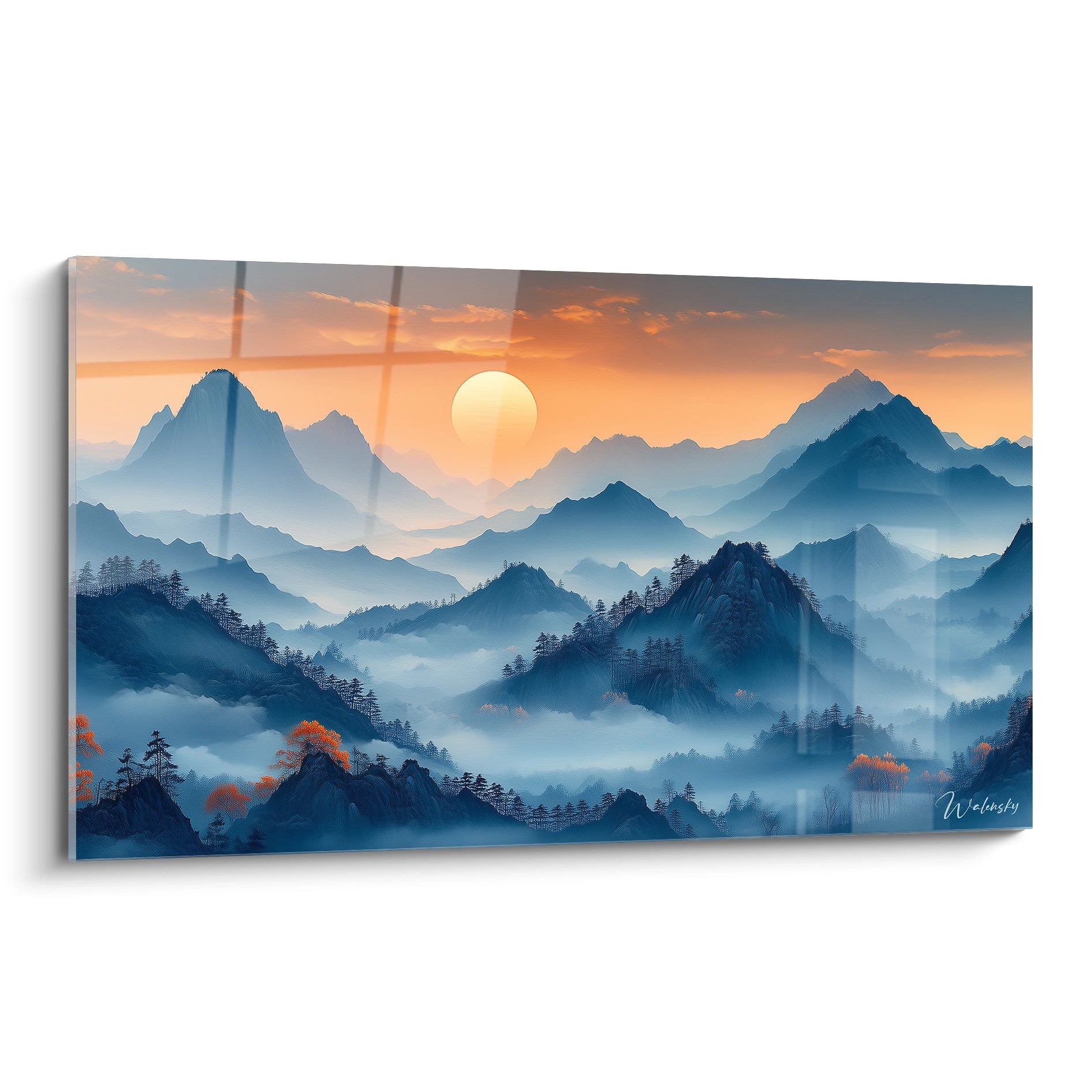 Un tableau montagne représentant une chaîne montagneuse avec un soleil doré central, des teintes orange dans le ciel, des montagnes bleutées en plans successifs et des brumes blanches dans les vallées.
