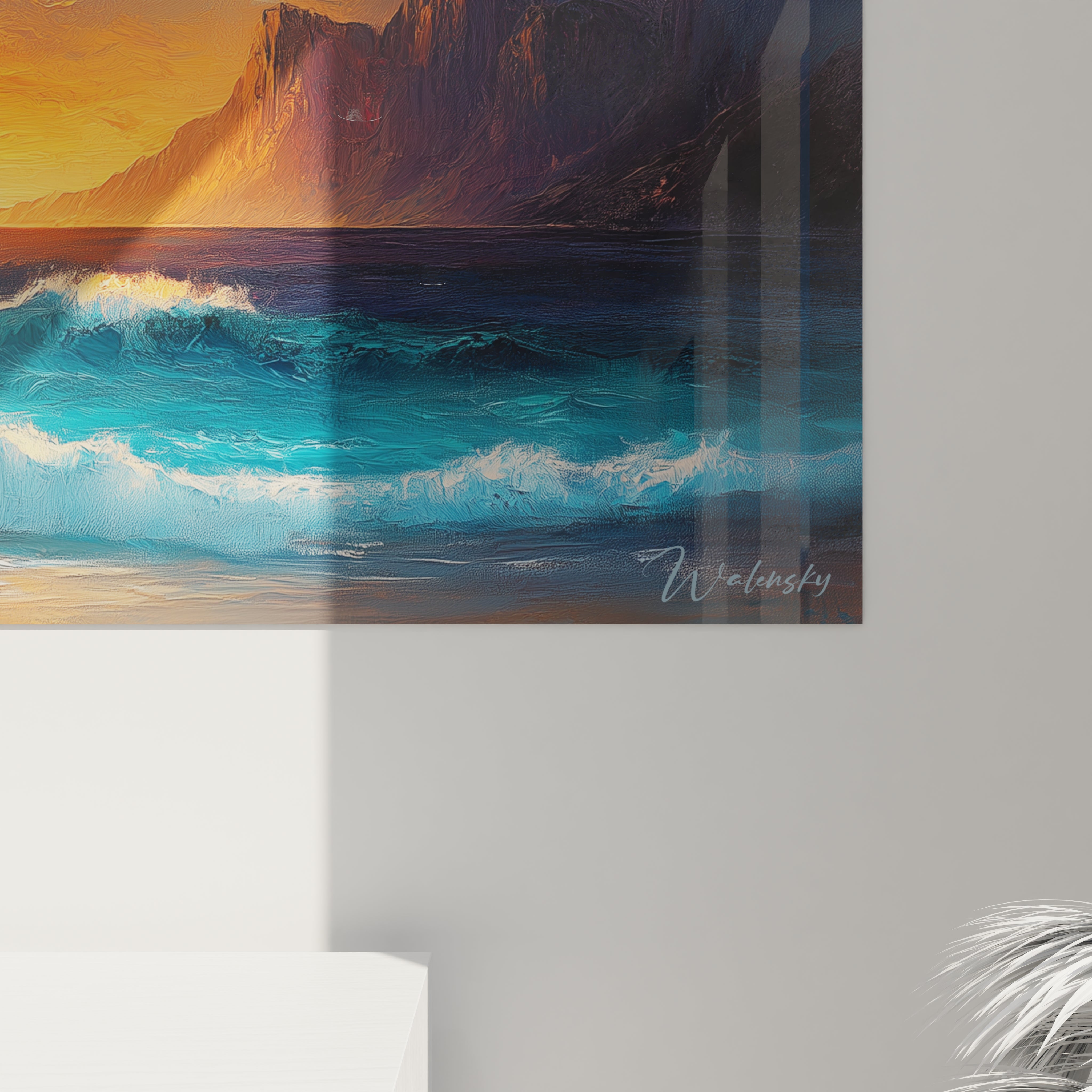 Tableau plage présentant une vue panoramique d'une côte sauvage au crépuscule, où la lumière chaude orange du soleil illumine des vagues turquoise dynamiques, avec des effets de texture prononcés sur l'écume blanche et les falaises environnantes.
